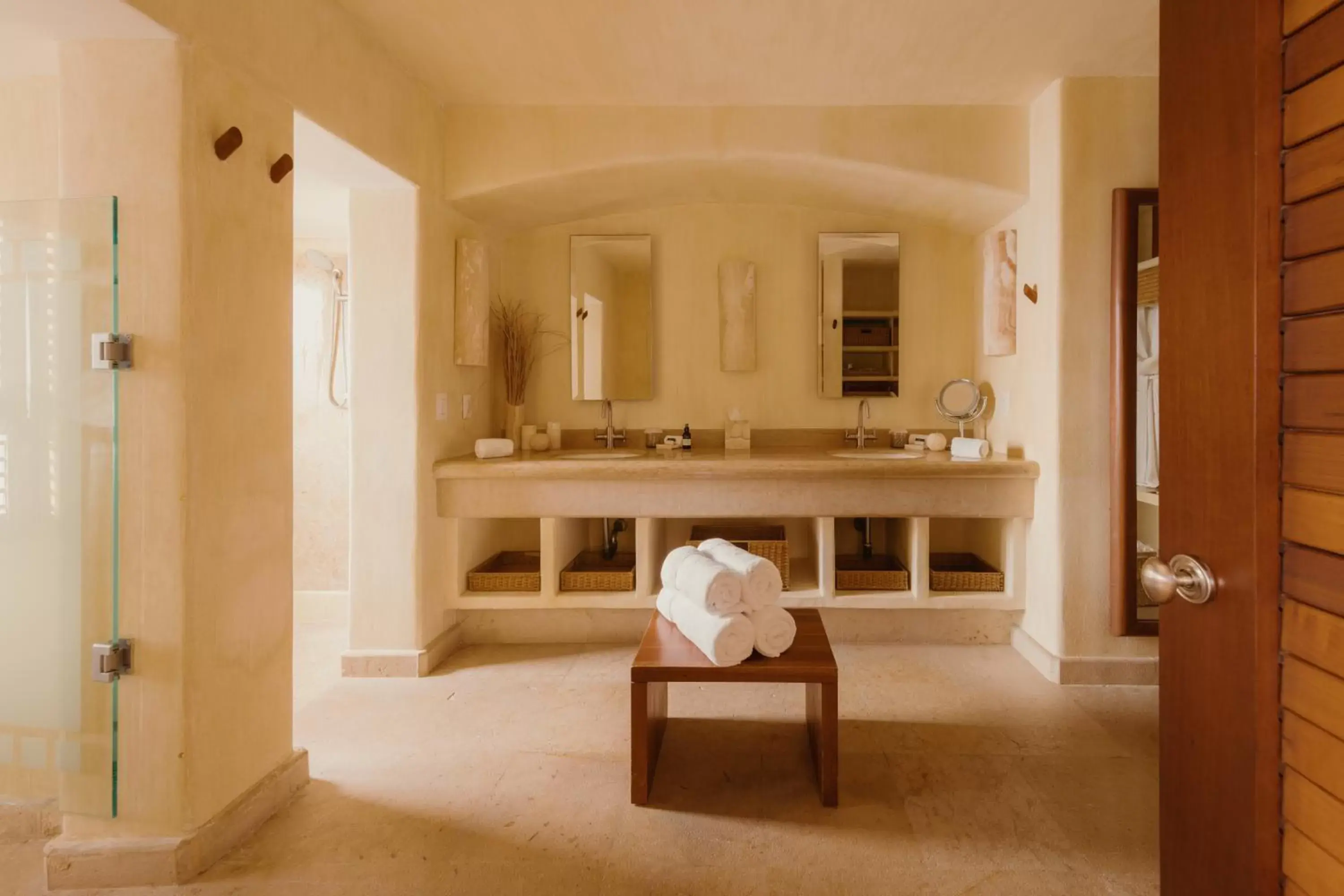 Bathroom, Seating Area in Cala de Mar Resort & Spa Ixtapa