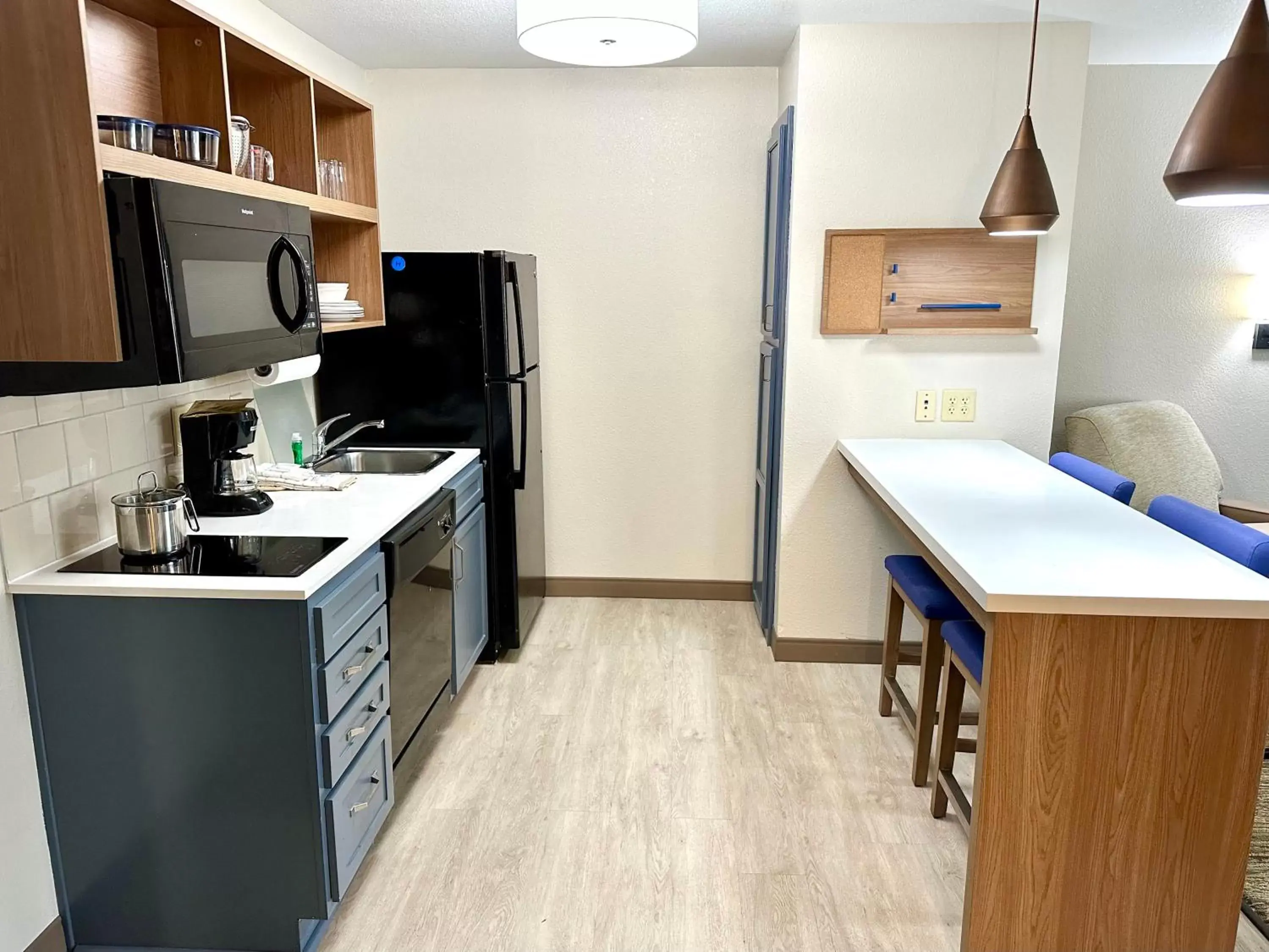 Photo of the whole room, Kitchen/Kitchenette in Candlewood Suites Savannah Airport, an IHG Hotel