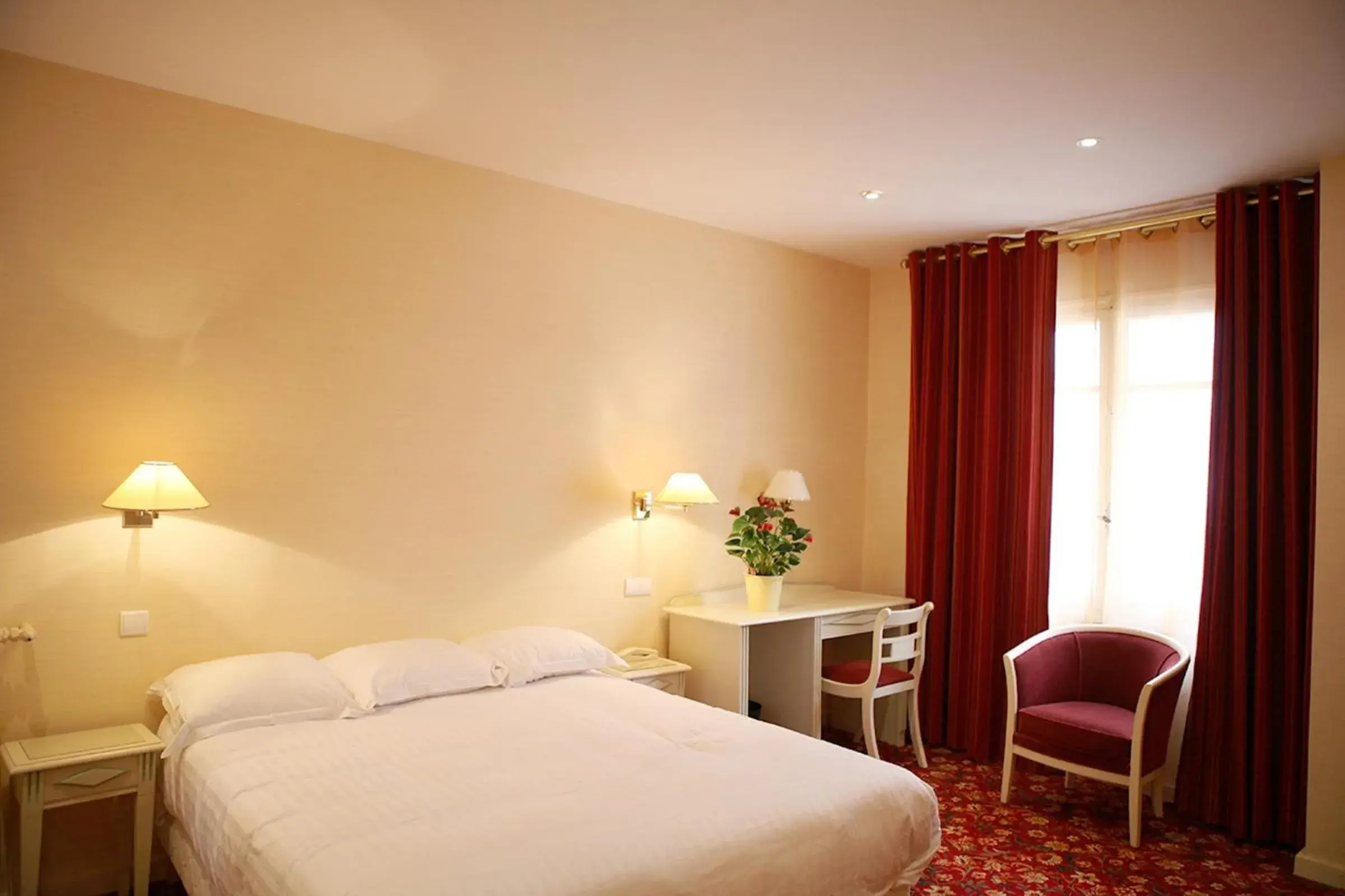 Photo of the whole room, Bed in Hôtel Le Roncevaux