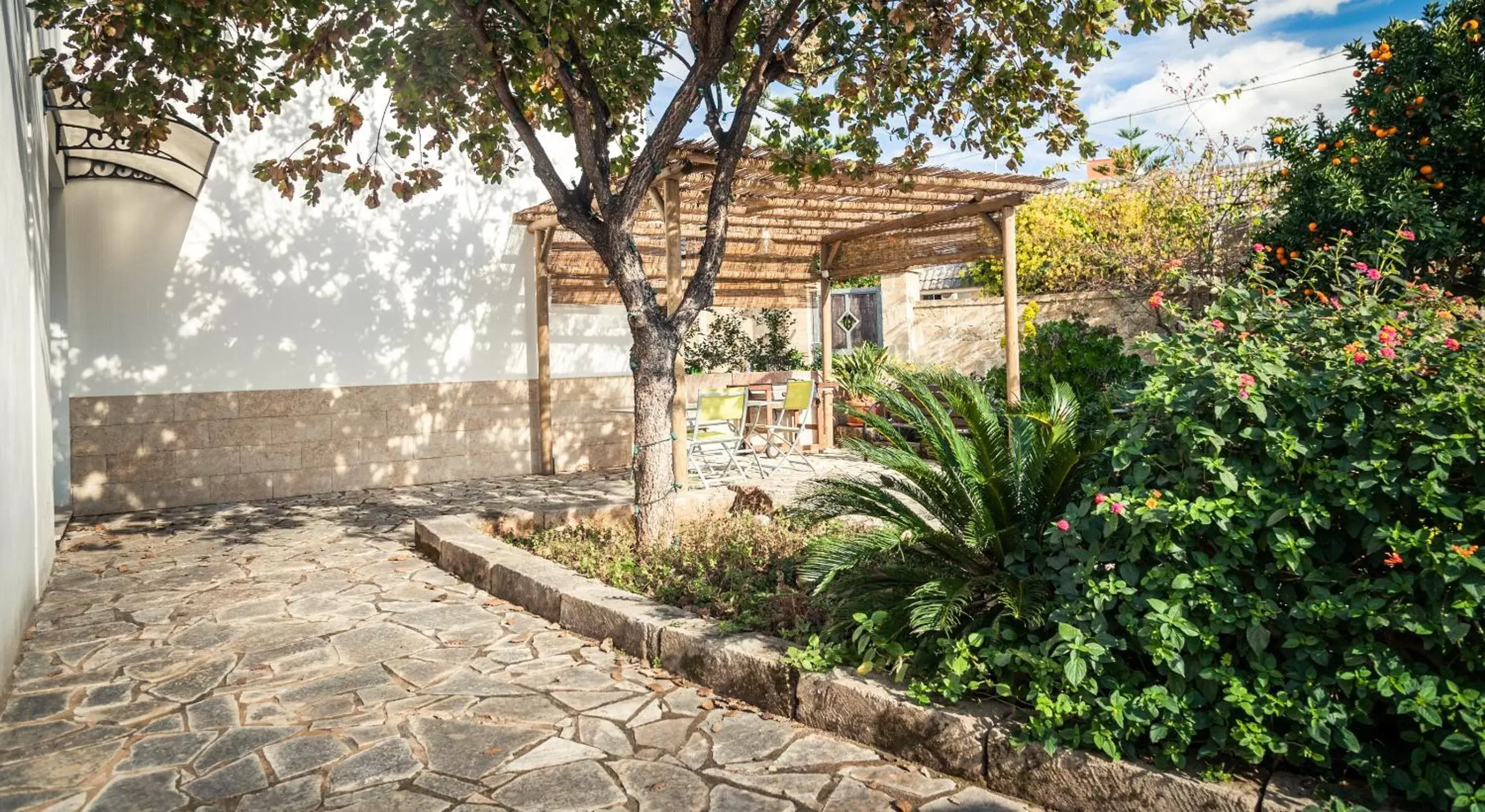 Garden, Property Building in B&B La Garolla