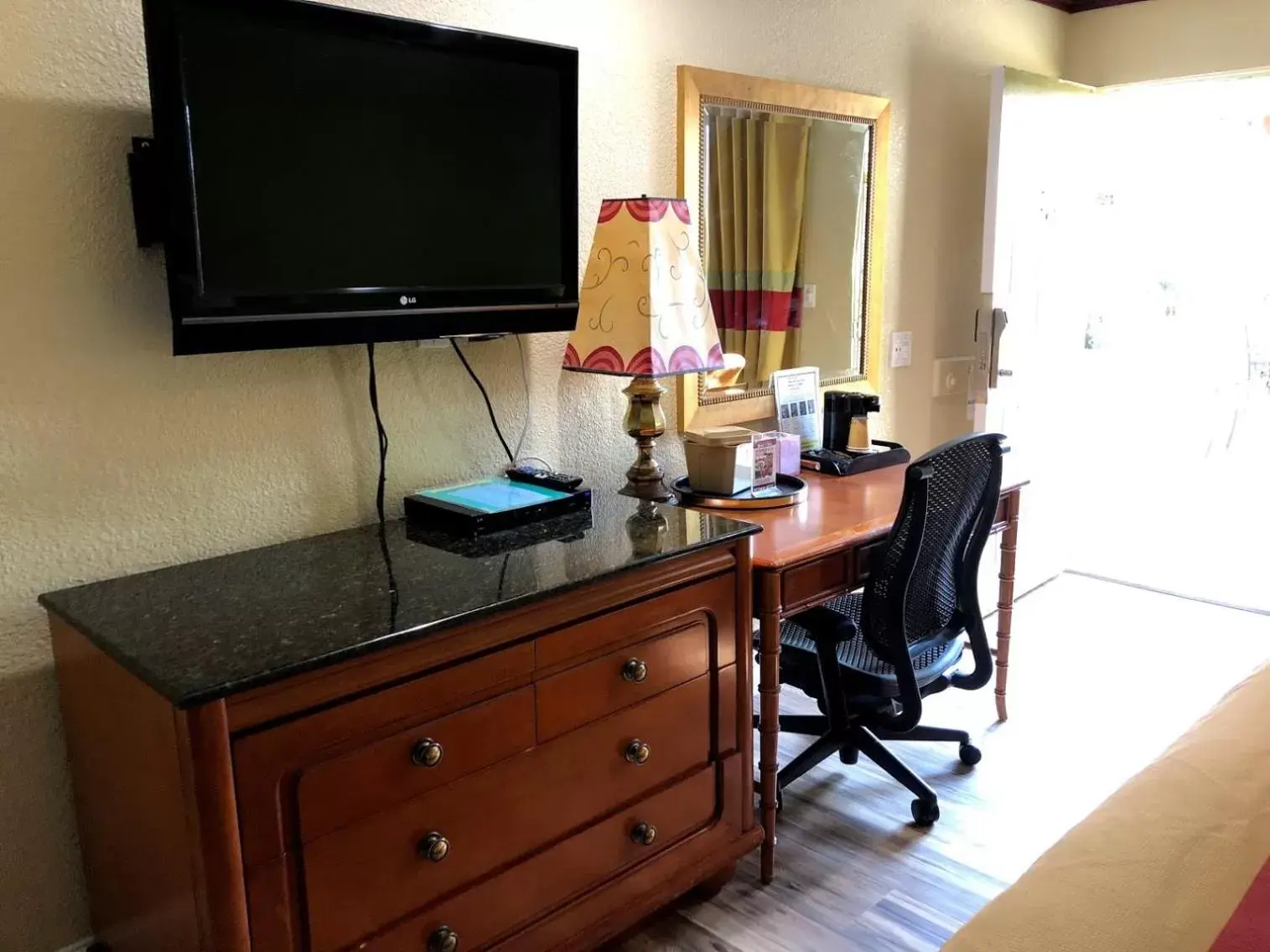 Shower, TV/Entertainment Center in Imperial Inn Oakland