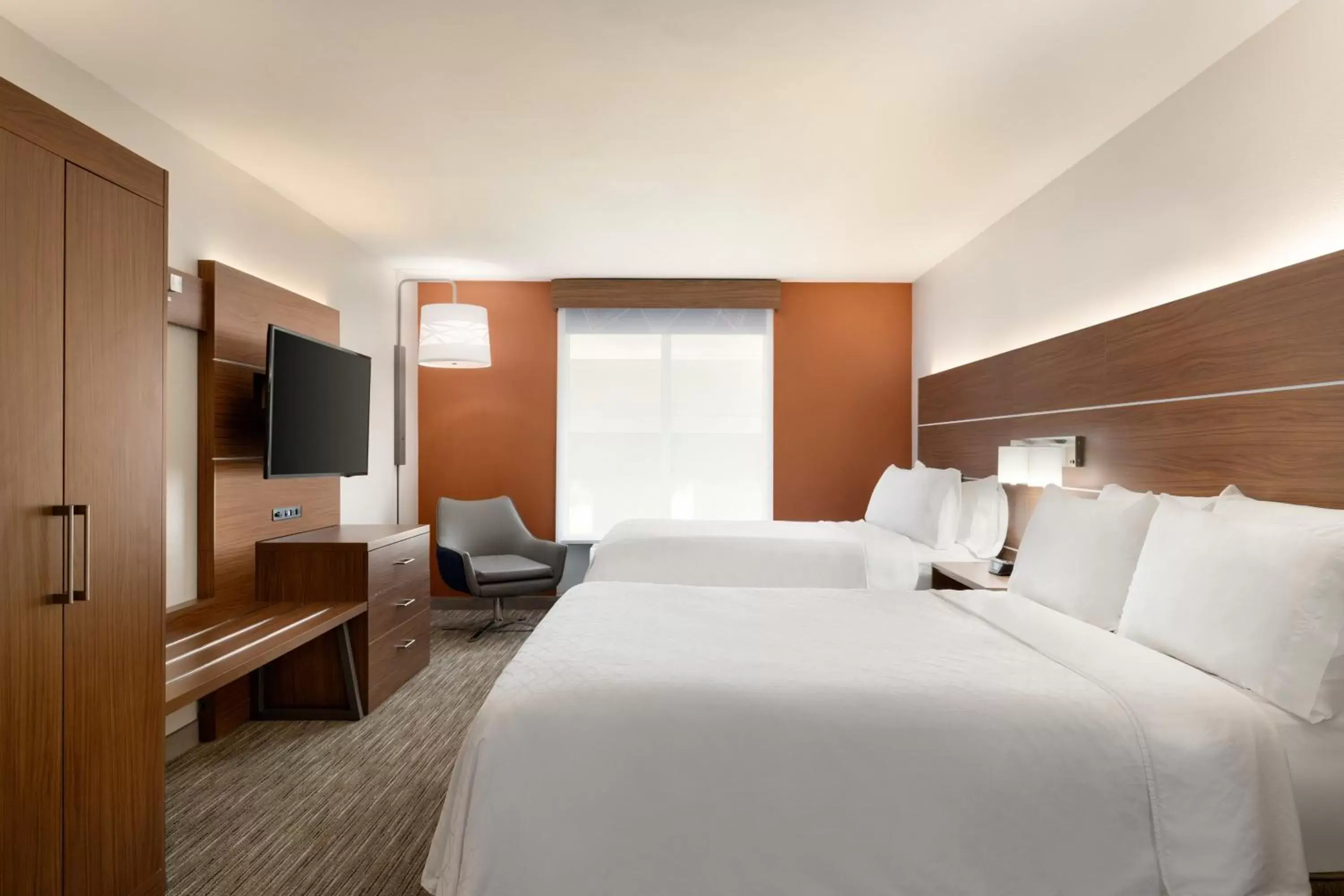 Bedroom, Bed in Holiday Inn Express Hotel & Suites Auburn - University Area, an IHG Hotel