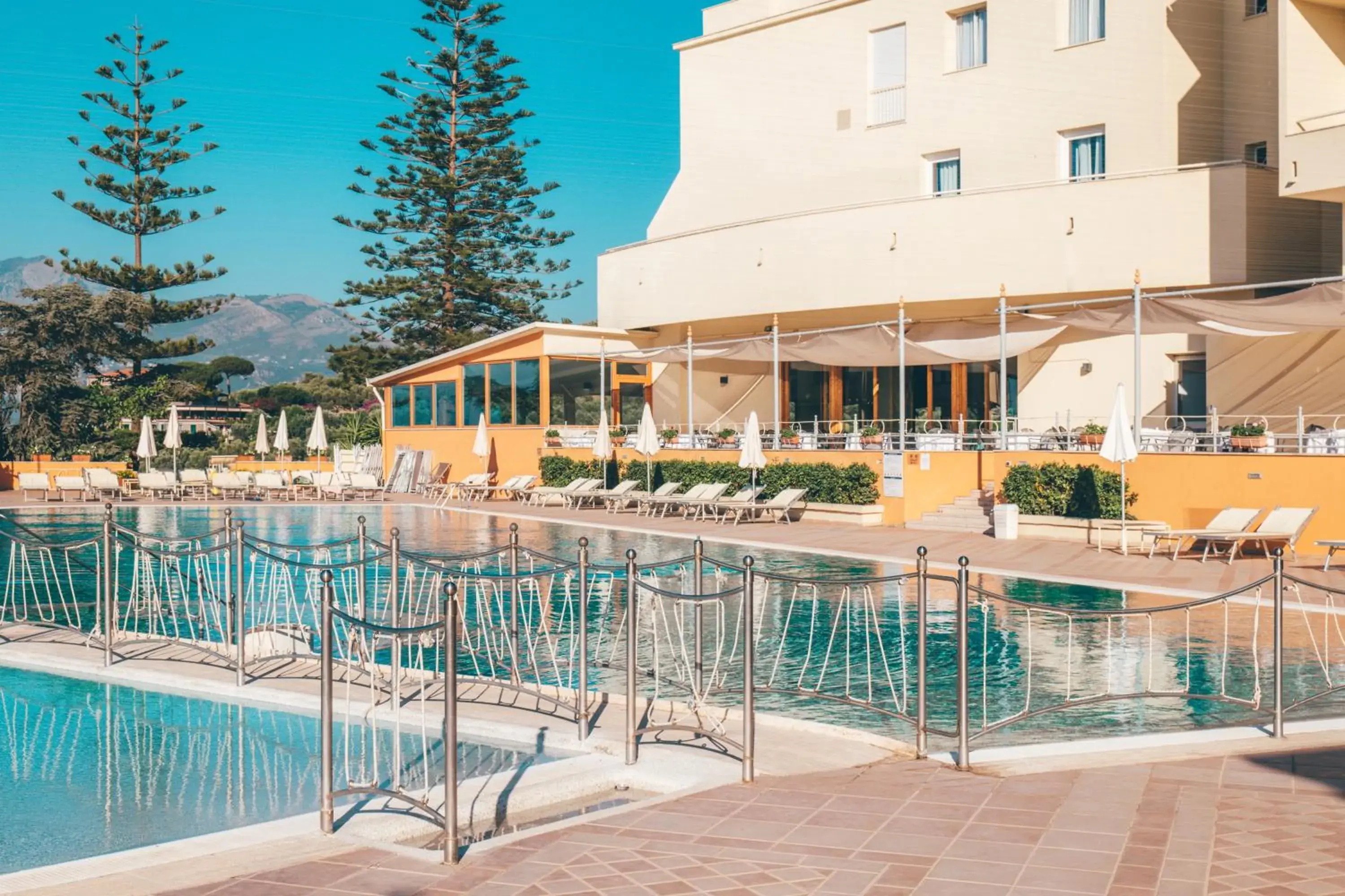 Swimming Pool in Hotel Grand Vesuvio