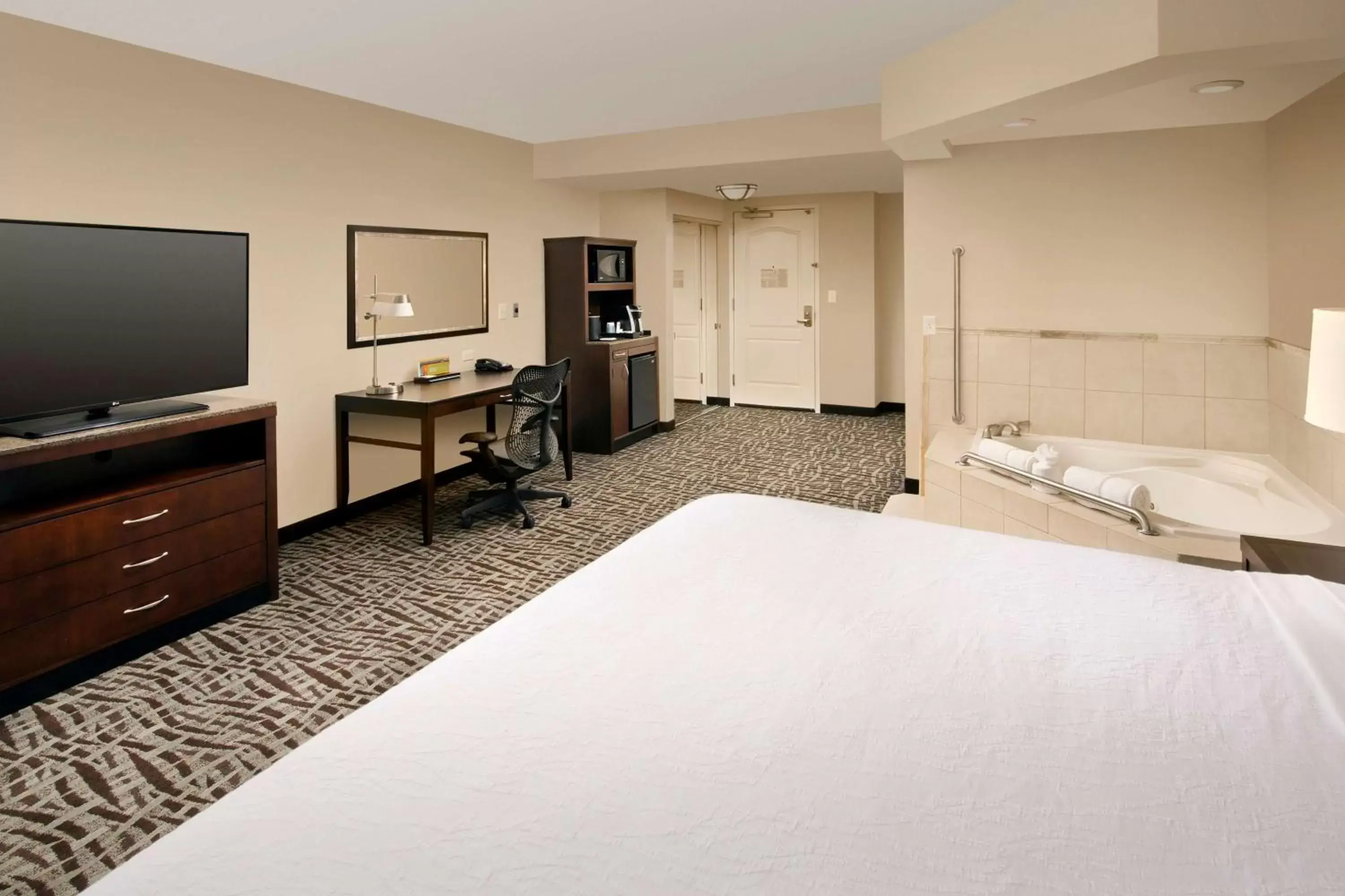 Bedroom, TV/Entertainment Center in Hilton Garden Inn Winston-Salem/Hanes Mall