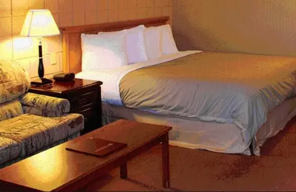 Bed in Canway Inn & Suites