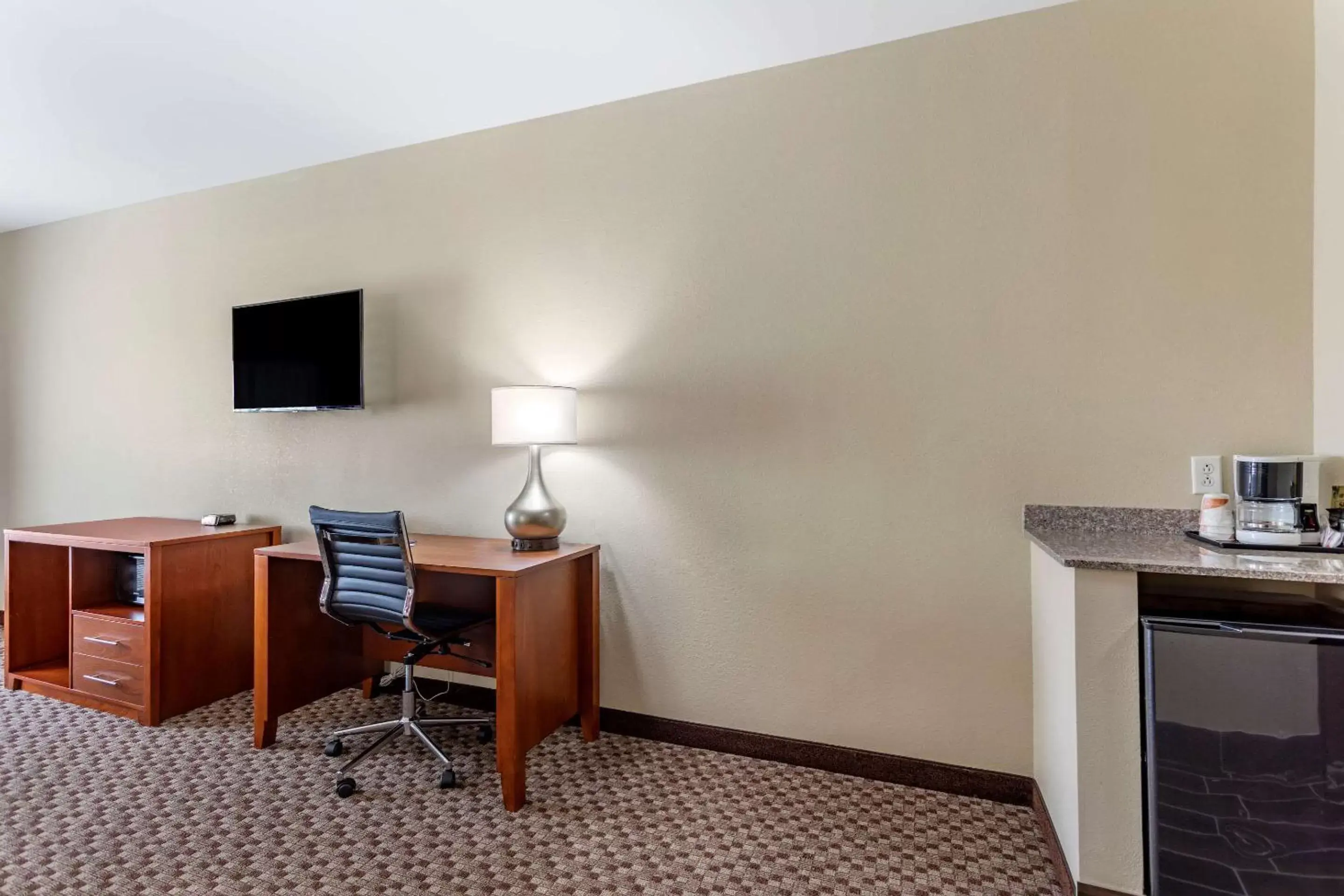 Photo of the whole room, TV/Entertainment Center in Comfort Inn & Suites Carbondale University Area