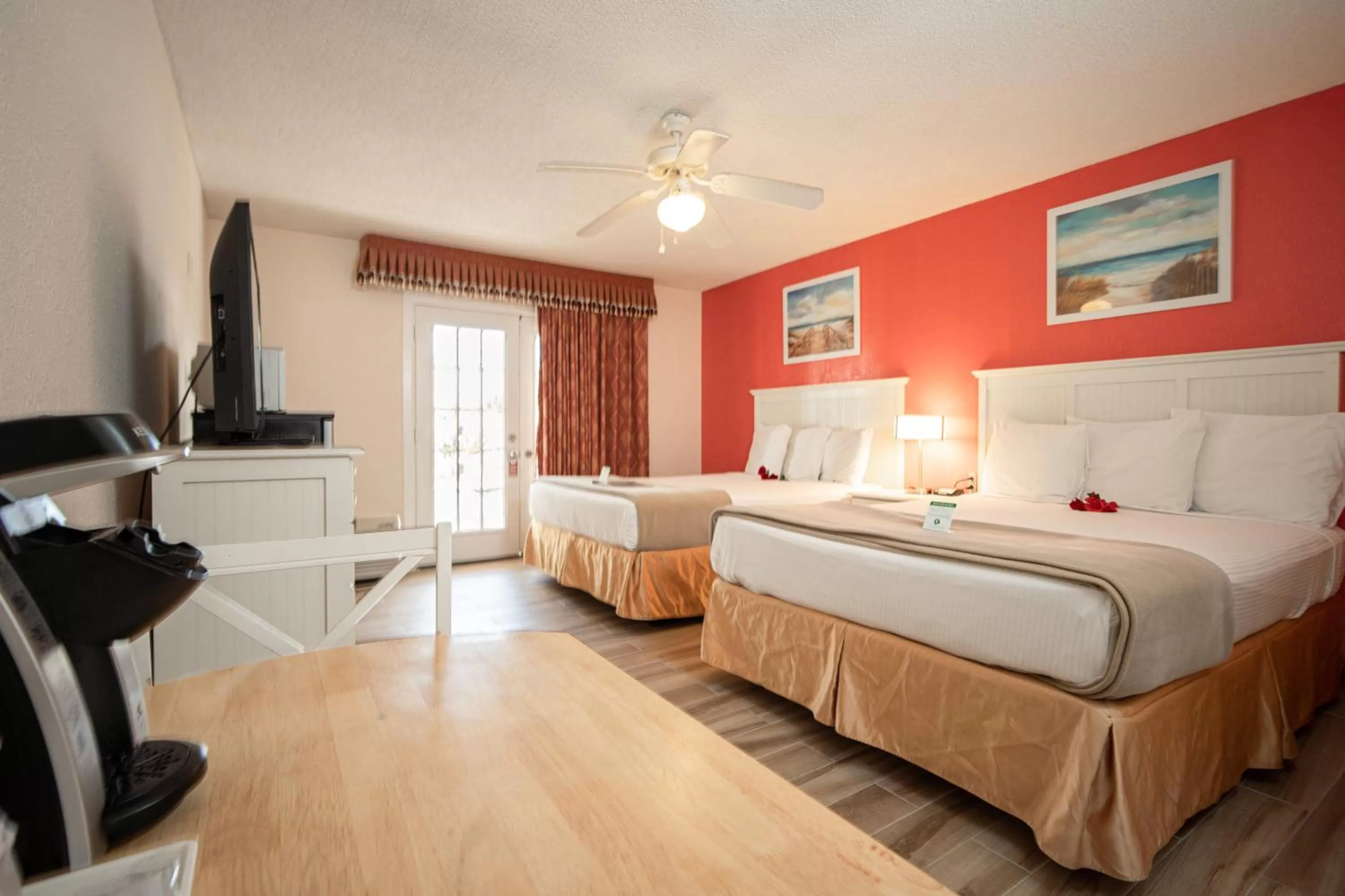 Photo of the whole room, Bed in Island Sun Inn & Suites - Venice, Florida Historic Downtown & Beach Getaway