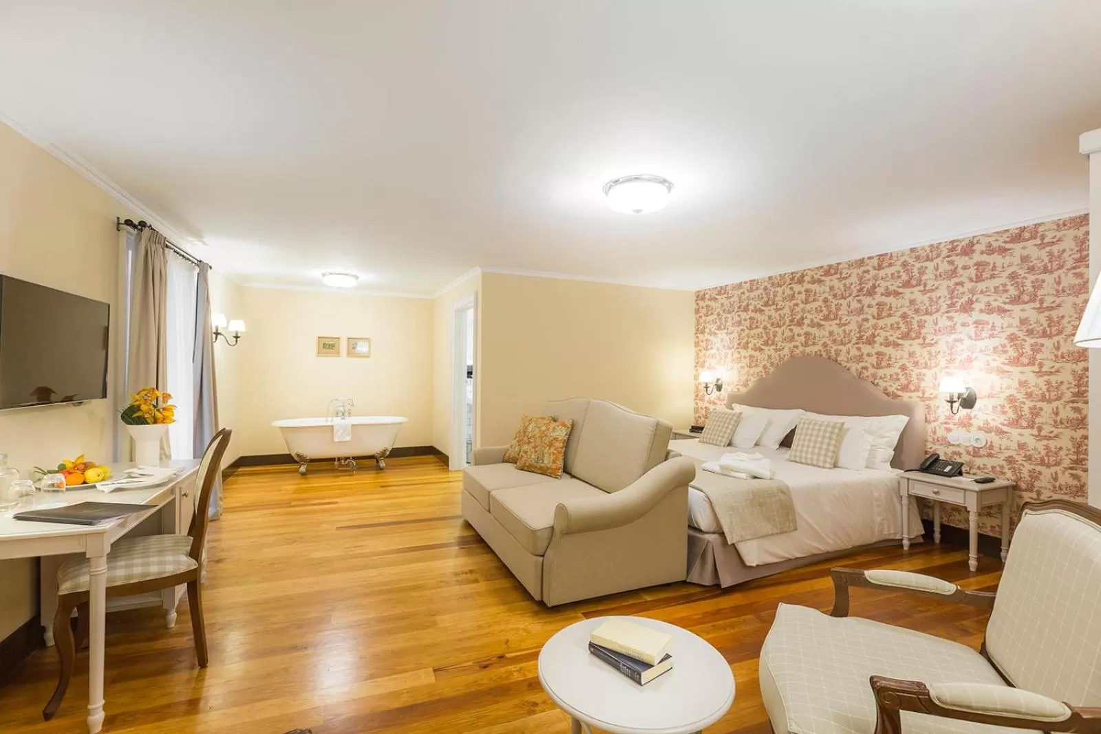 Photo of the whole room in Castanheiro Boutique Hotel