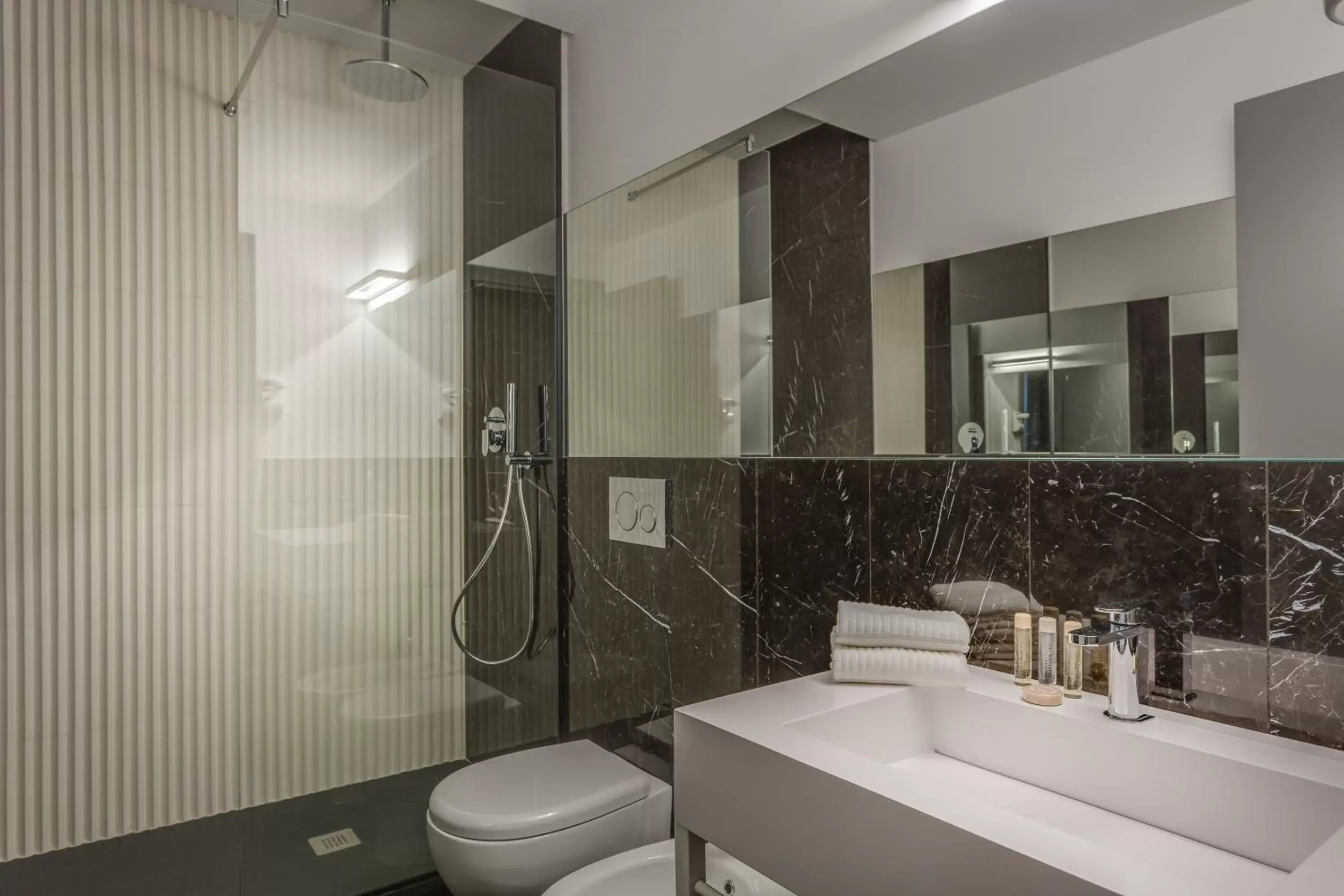 Shower, Bathroom in Otivm Hotel