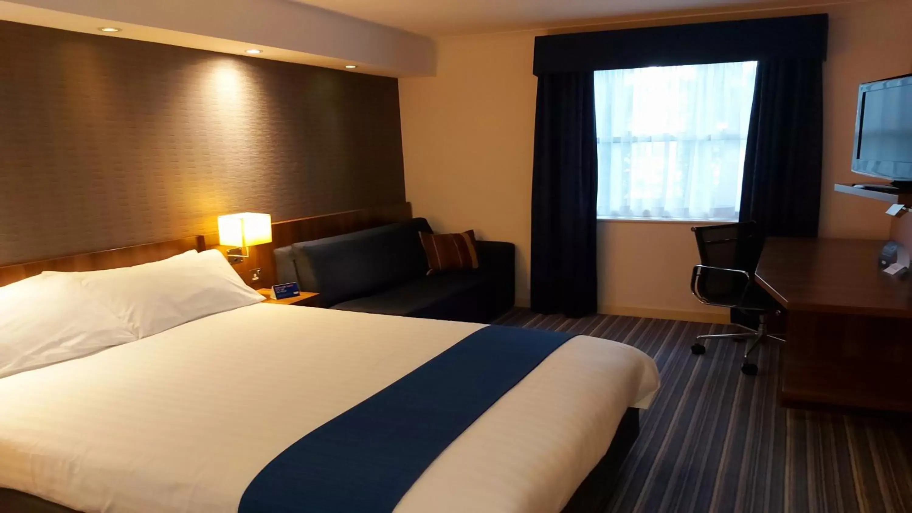 Photo of the whole room, Bed in Holiday Inn Express Glenrothes, an IHG Hotel