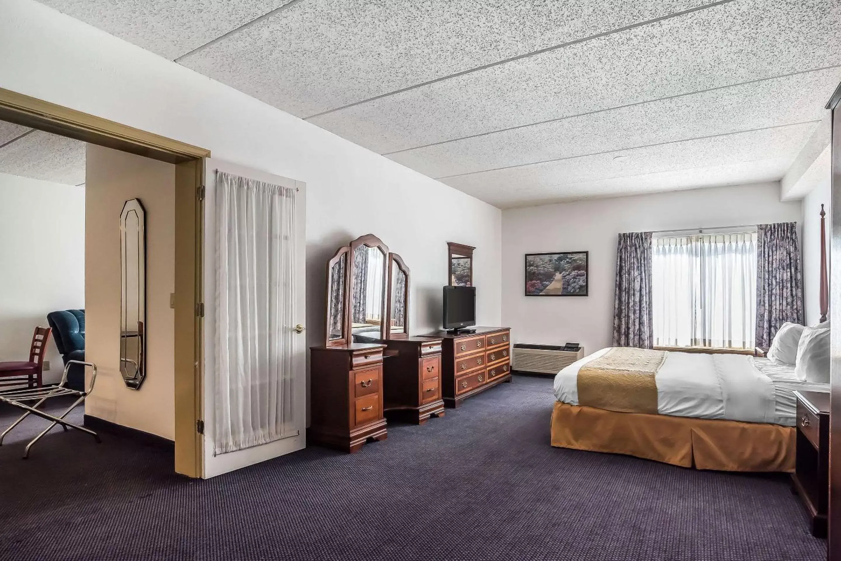 Bedroom in Quality Inn & Suites Albany Airport