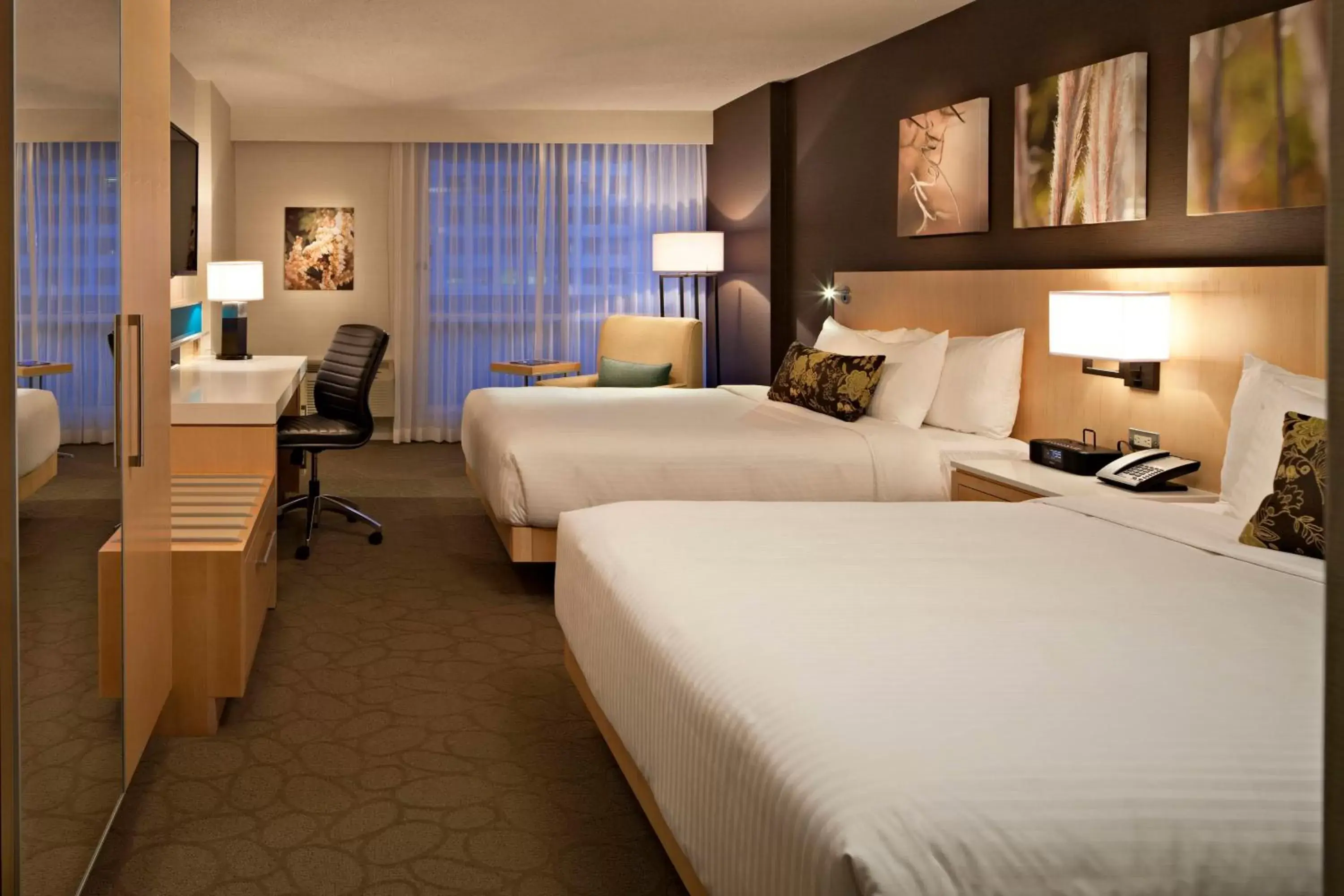 Photo of the whole room, Bed in Delta Hotels by Marriott Winnipeg