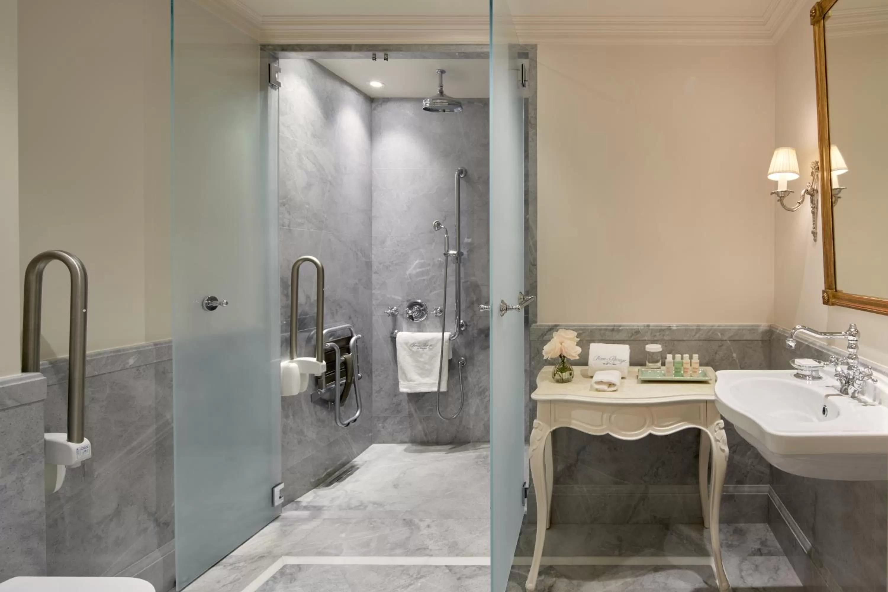 Shower in Beau-Rivage Genève