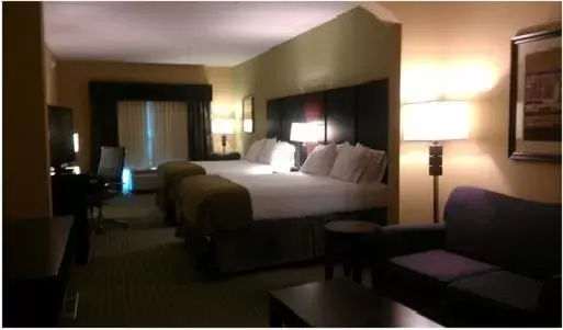 Photo of the whole room, Bed in Holiday Inn Express Baton Rouge North, an IHG Hotel