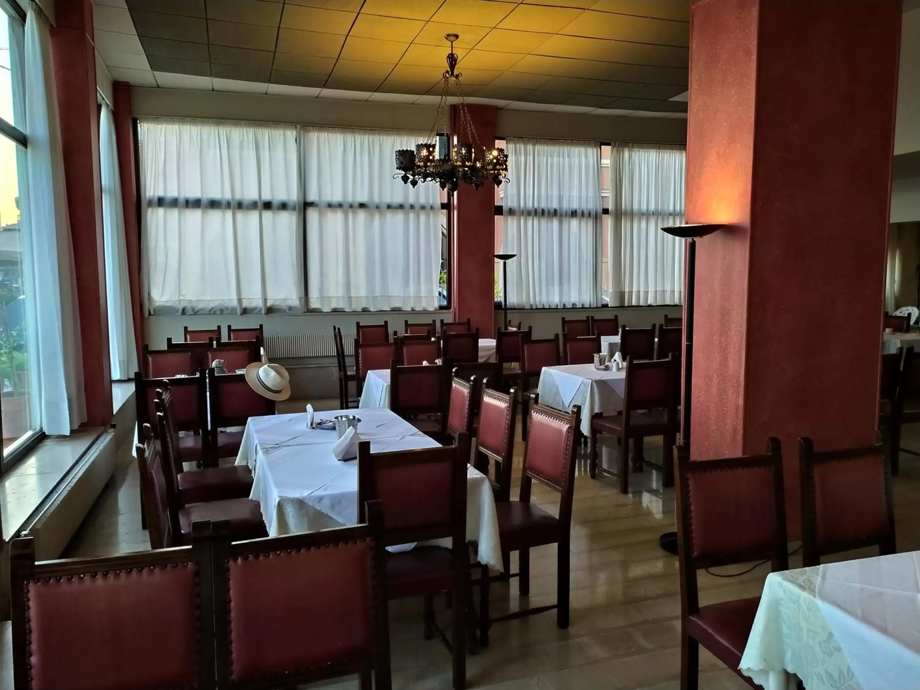 Restaurant/Places to Eat in Hotel Atlantis