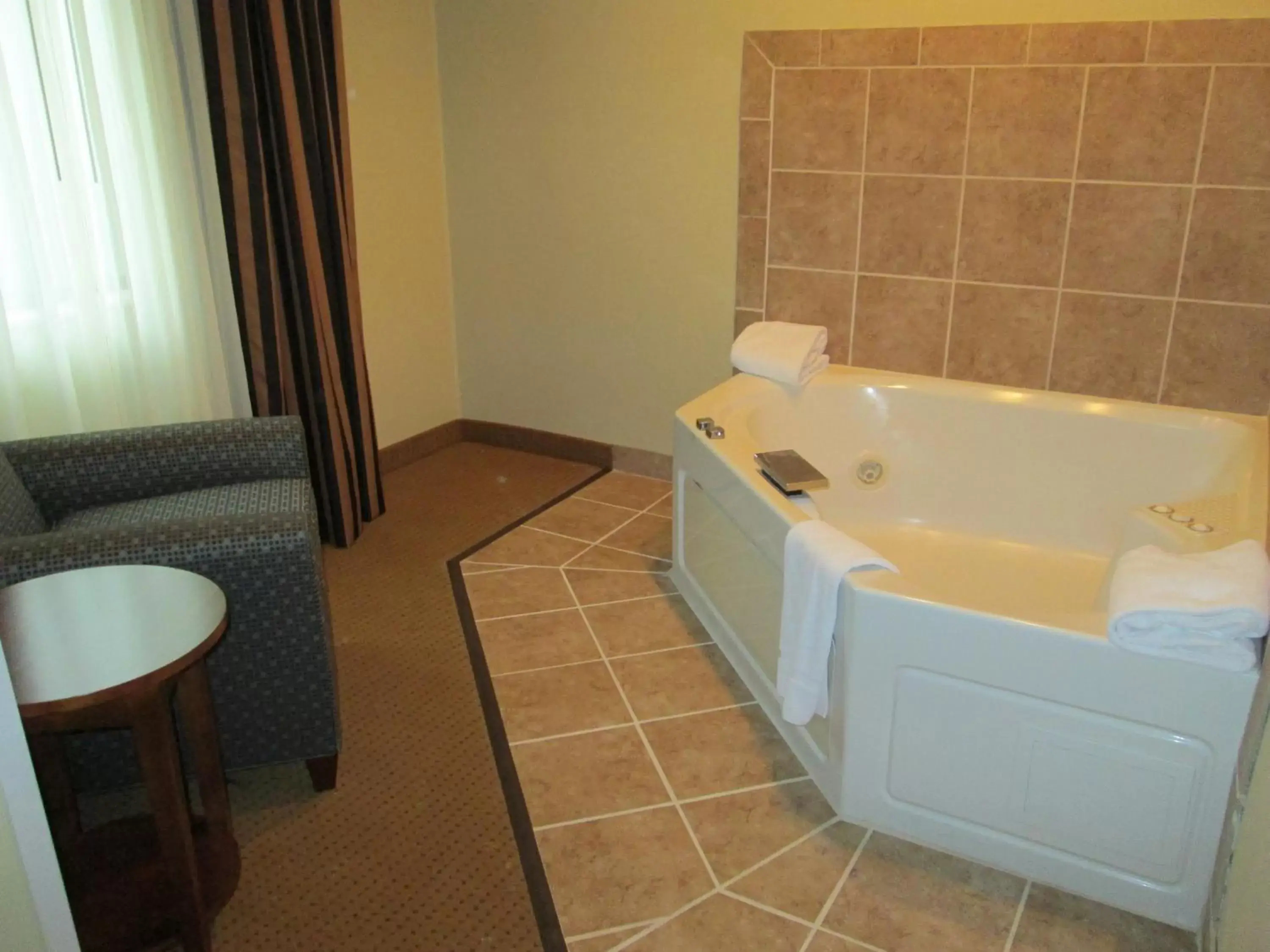 Photo of the whole room, Bathroom in Holiday Inn Express - Newell-Chester WV, an IHG Hotel