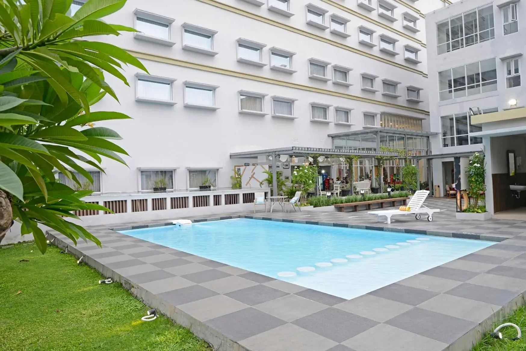 Swimming pool in La Lisa Hotel Surabaya Swimming pool in La Lisa Hotel Surabaya