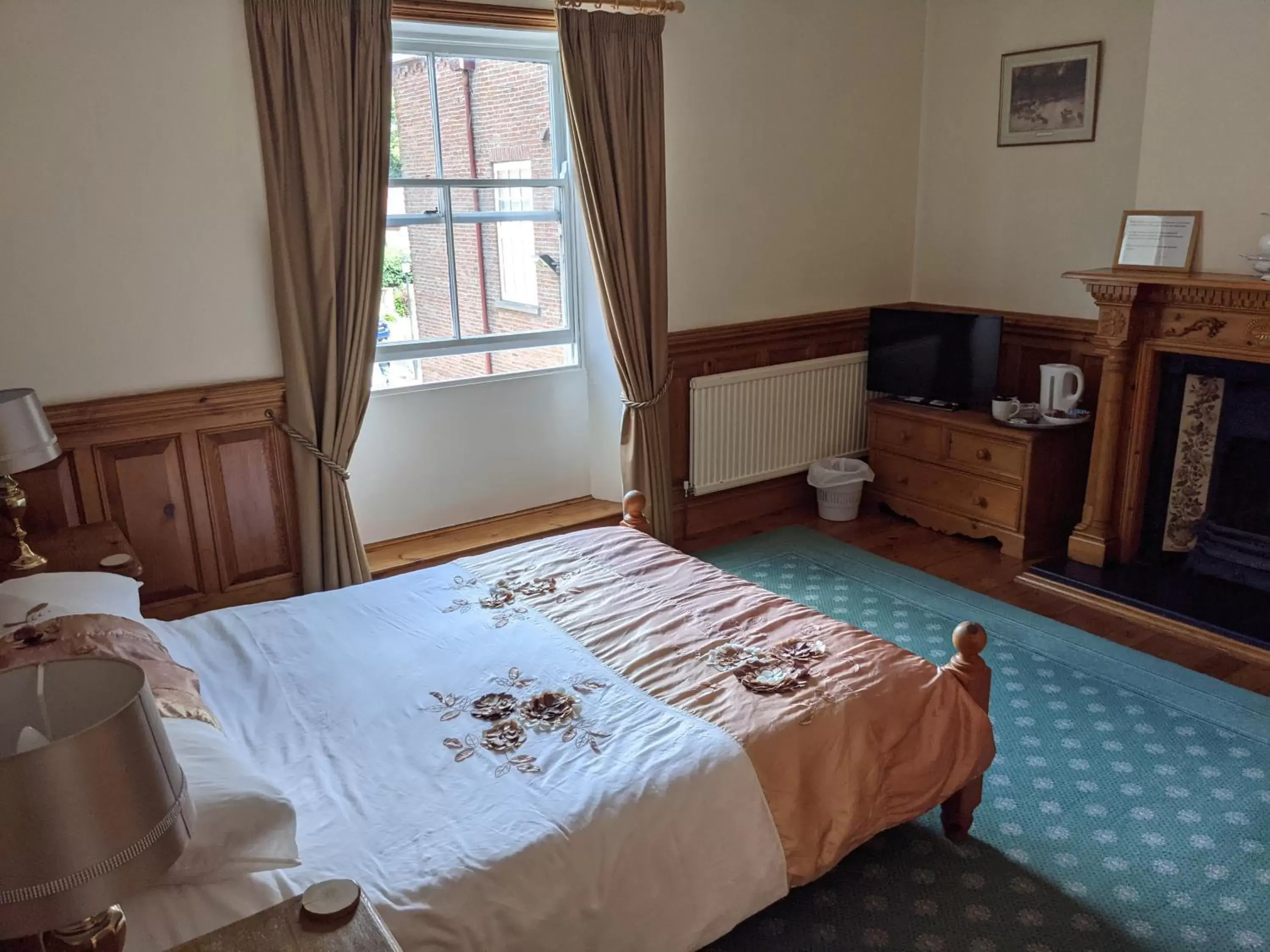 Bed in The Londesborough Arms bar with en-suite rooms