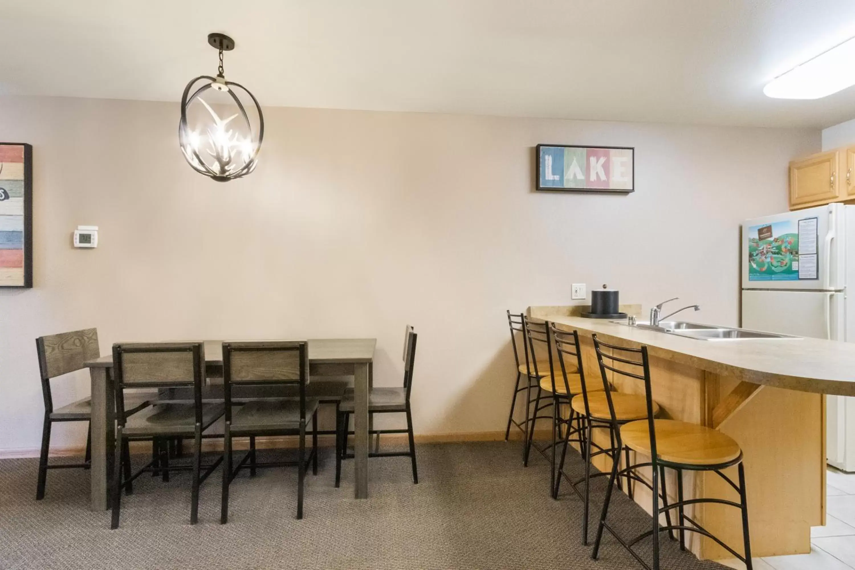 Kitchen or kitchenette, Dining Area in Timber Ridge Lodge and Waterpark