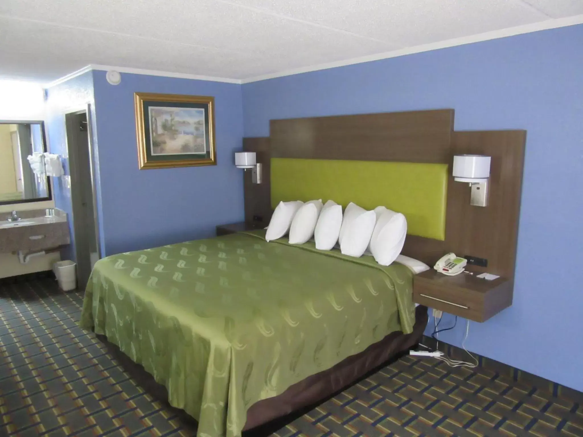 Bed in Quality Inn & Suites near Six Flags East