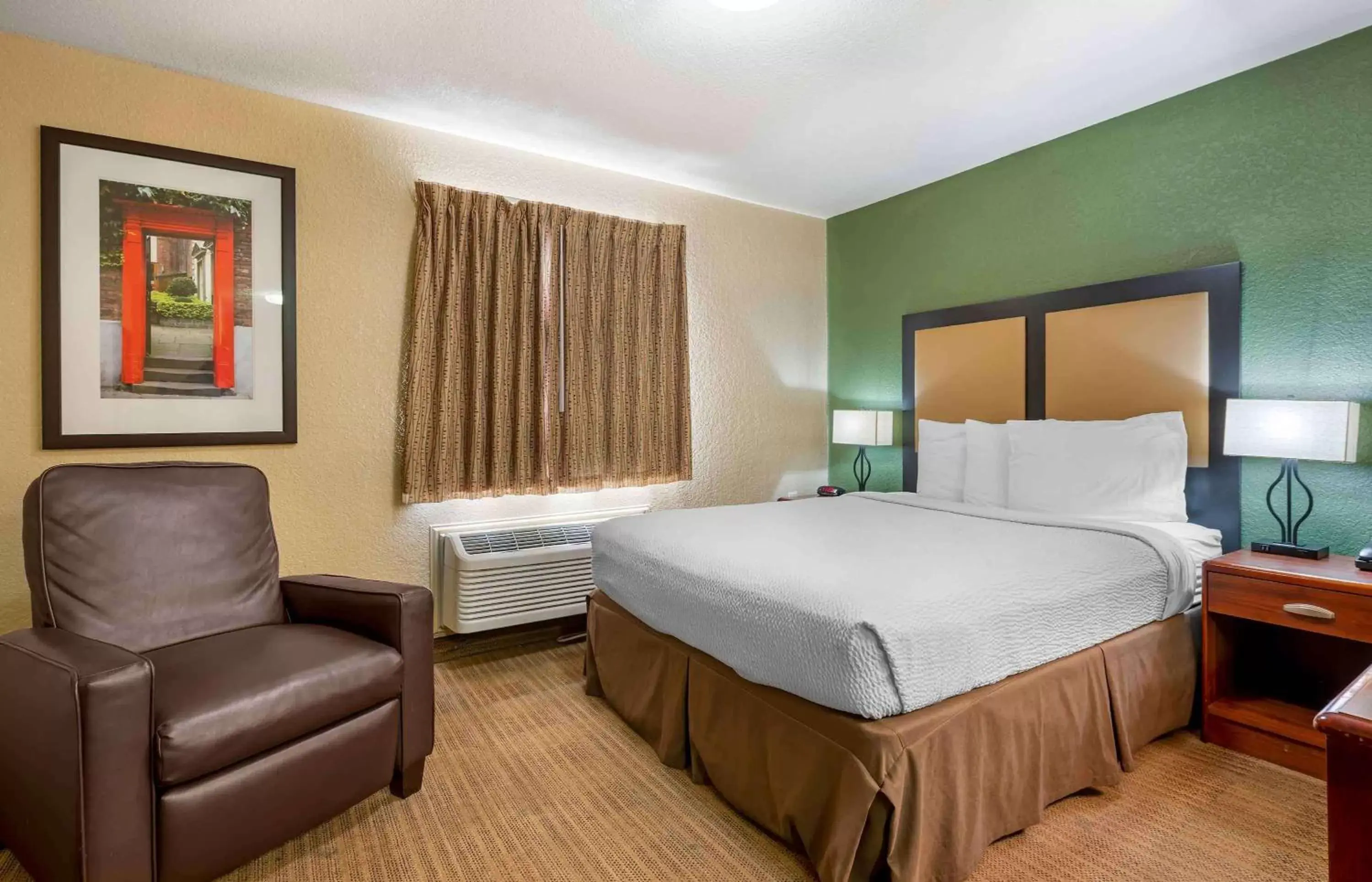 Bedroom in Extended Stay America Suites - Fort Wayne - North