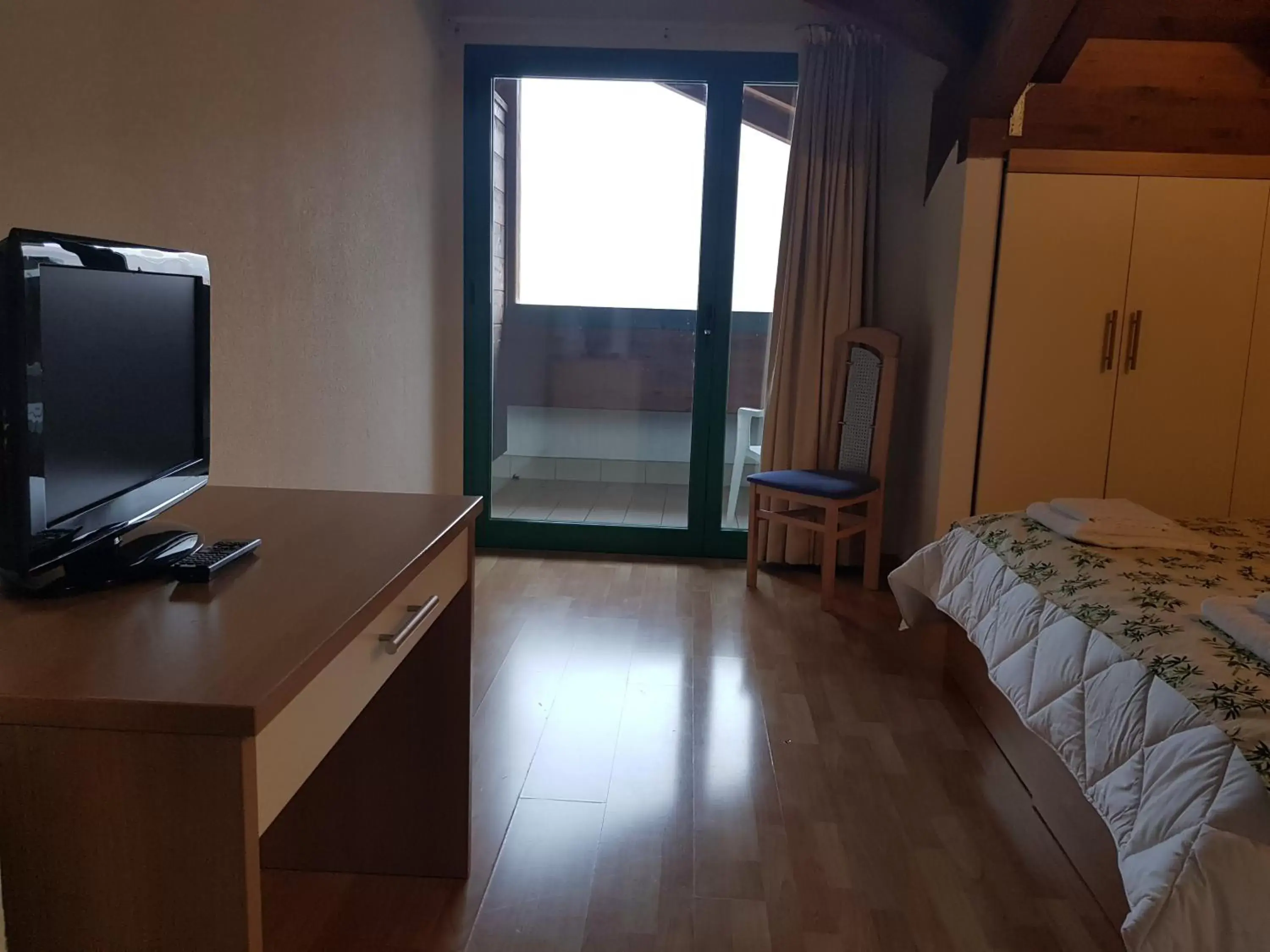 Bed, TV/Entertainment Center in Hotel Oasi