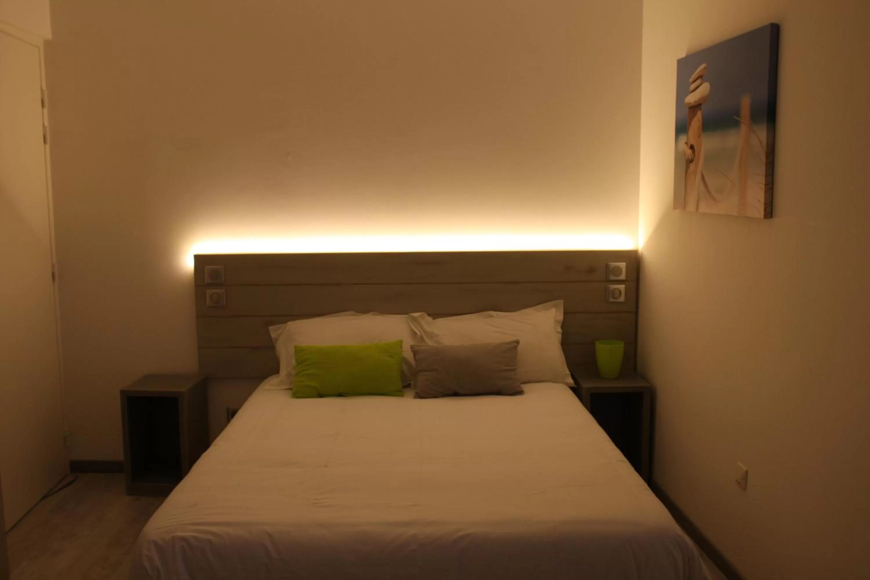 Photo of the whole room, Bed in Hotel-Restaurant Du Port