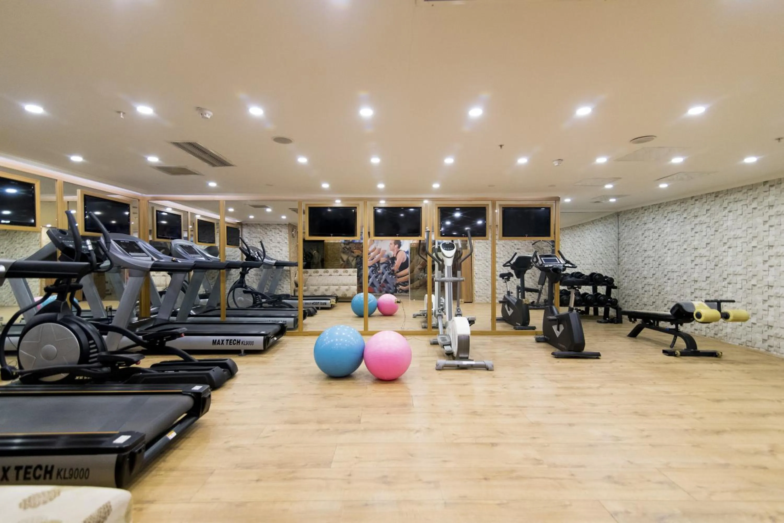 Fitness centre/facilities in MidMar Deluxe Hotel