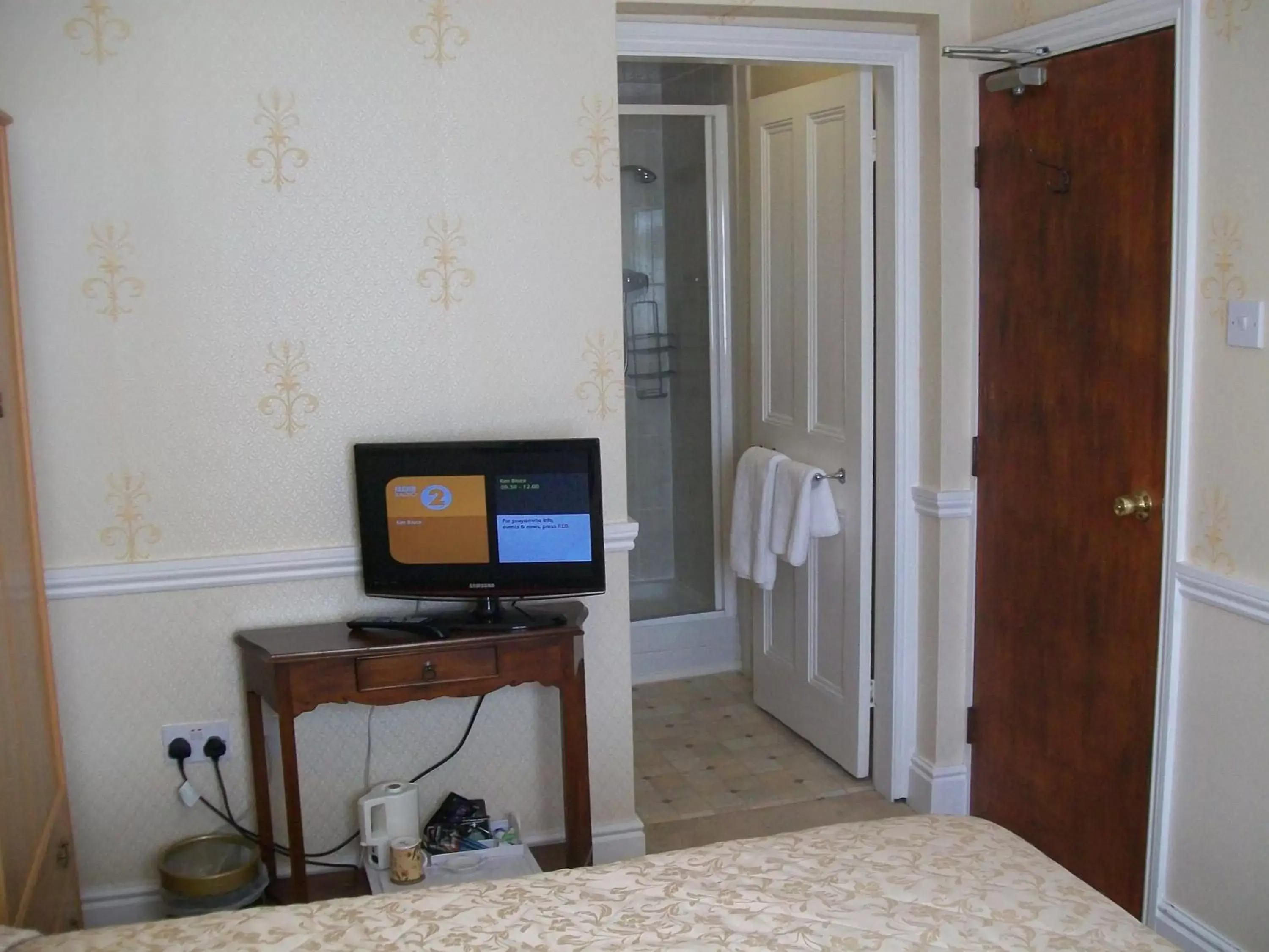 Bathroom, TV/Entertainment Center in Chapel House