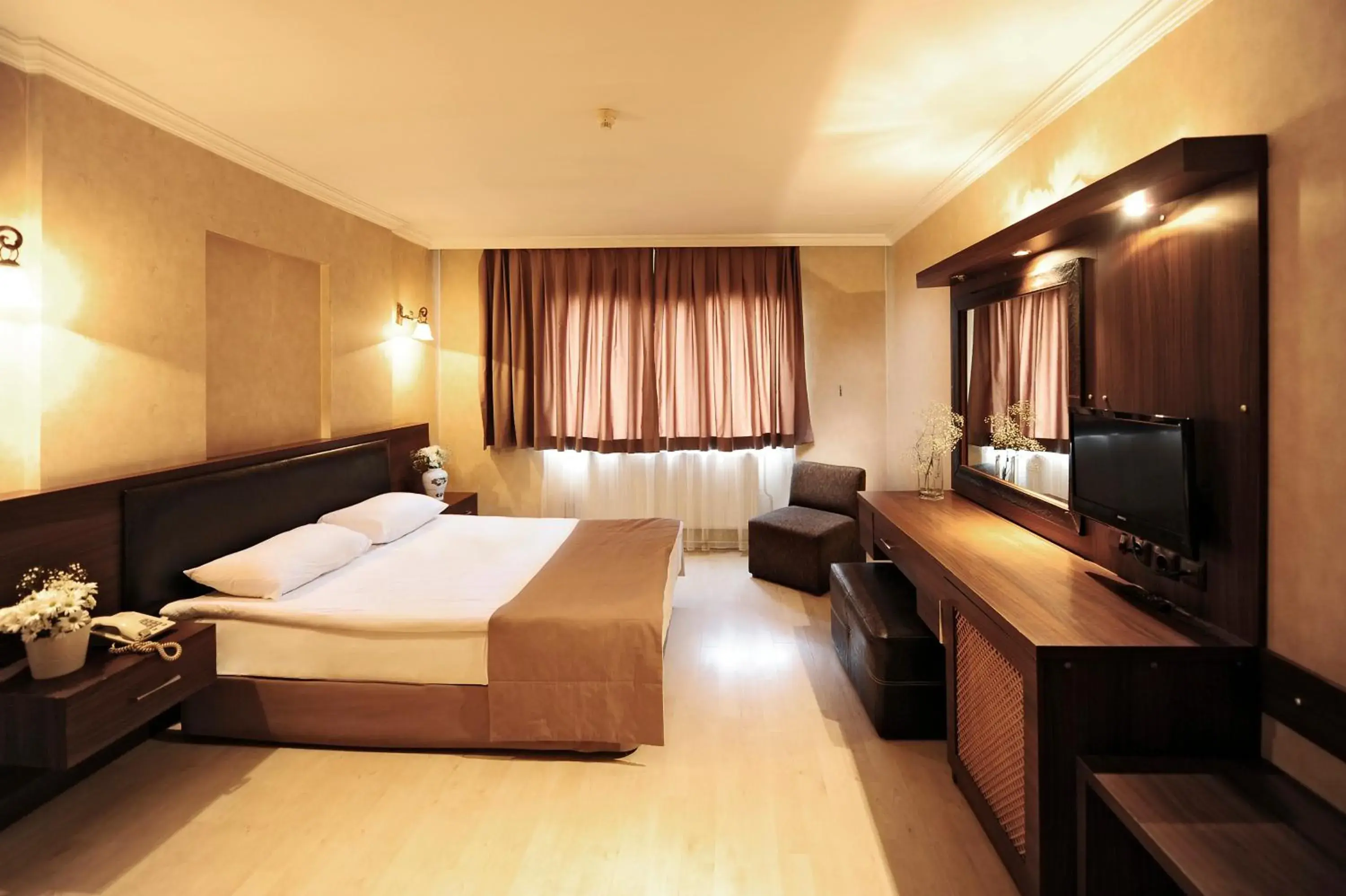 Bedroom, TV/Entertainment Center in Ustun Hotel Alsancak