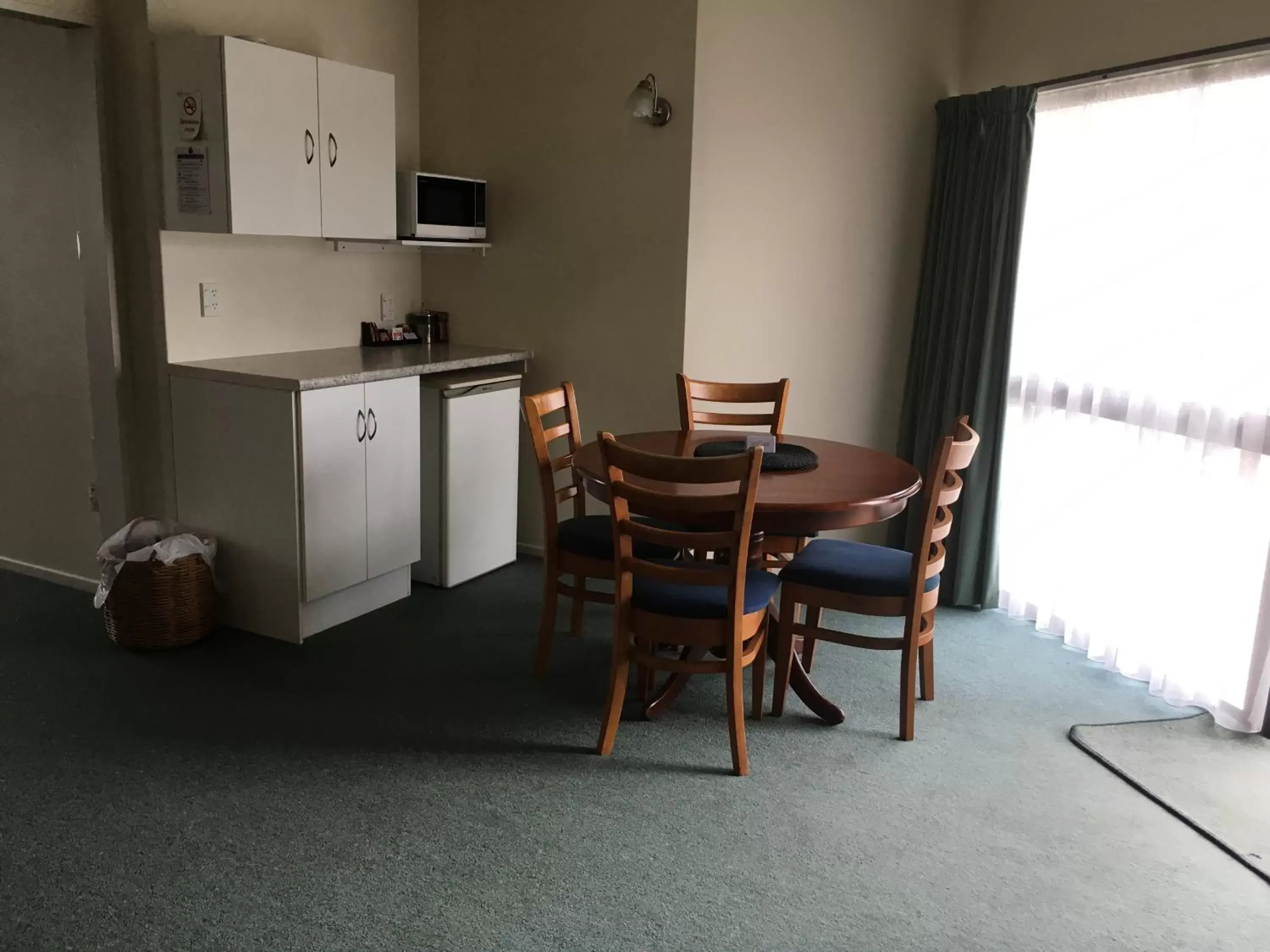 Kitchen or kitchenette, Dining Area in Ascot Oamaru Motel