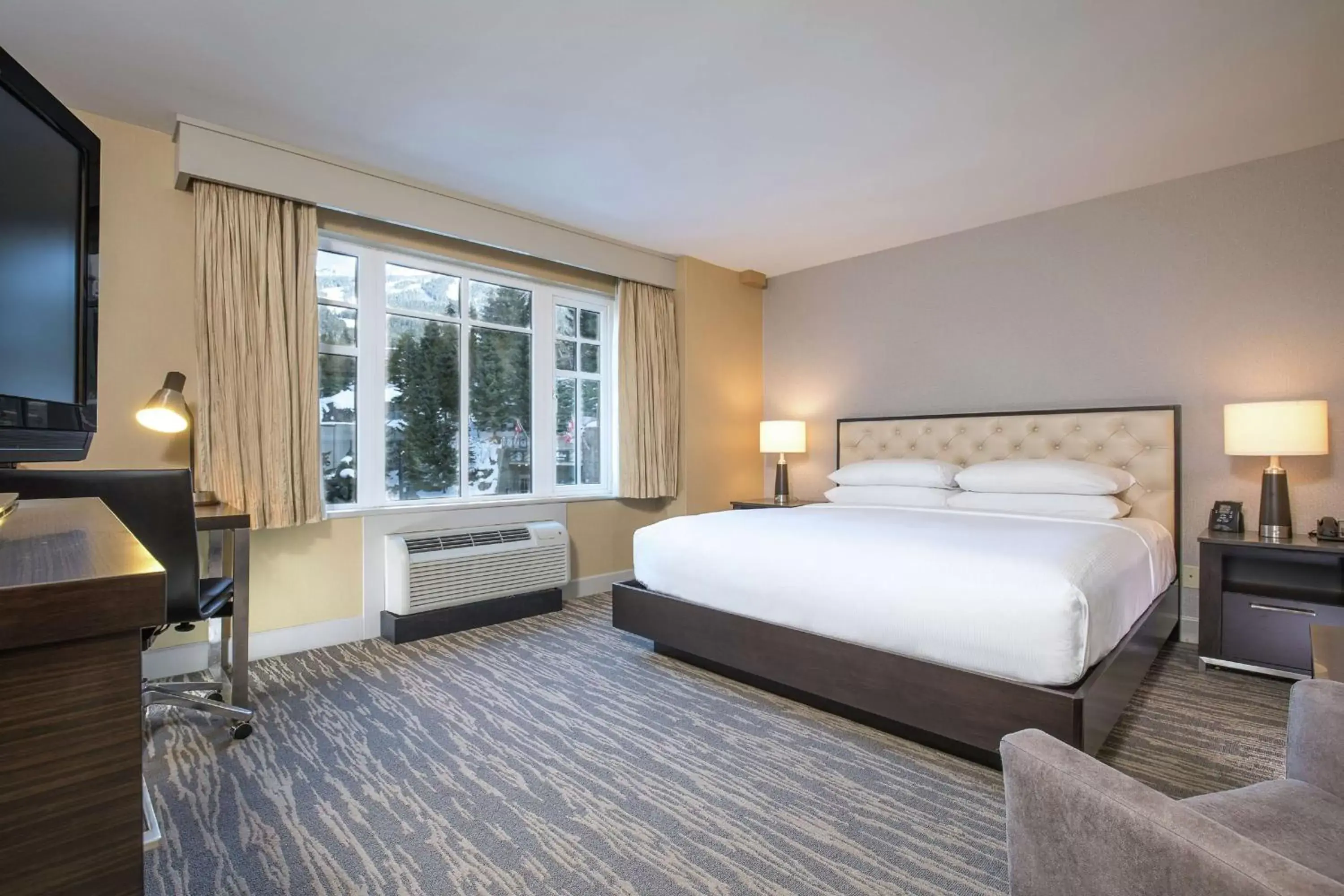 Bedroom, Bed in Hilton Whistler Resort & Spa