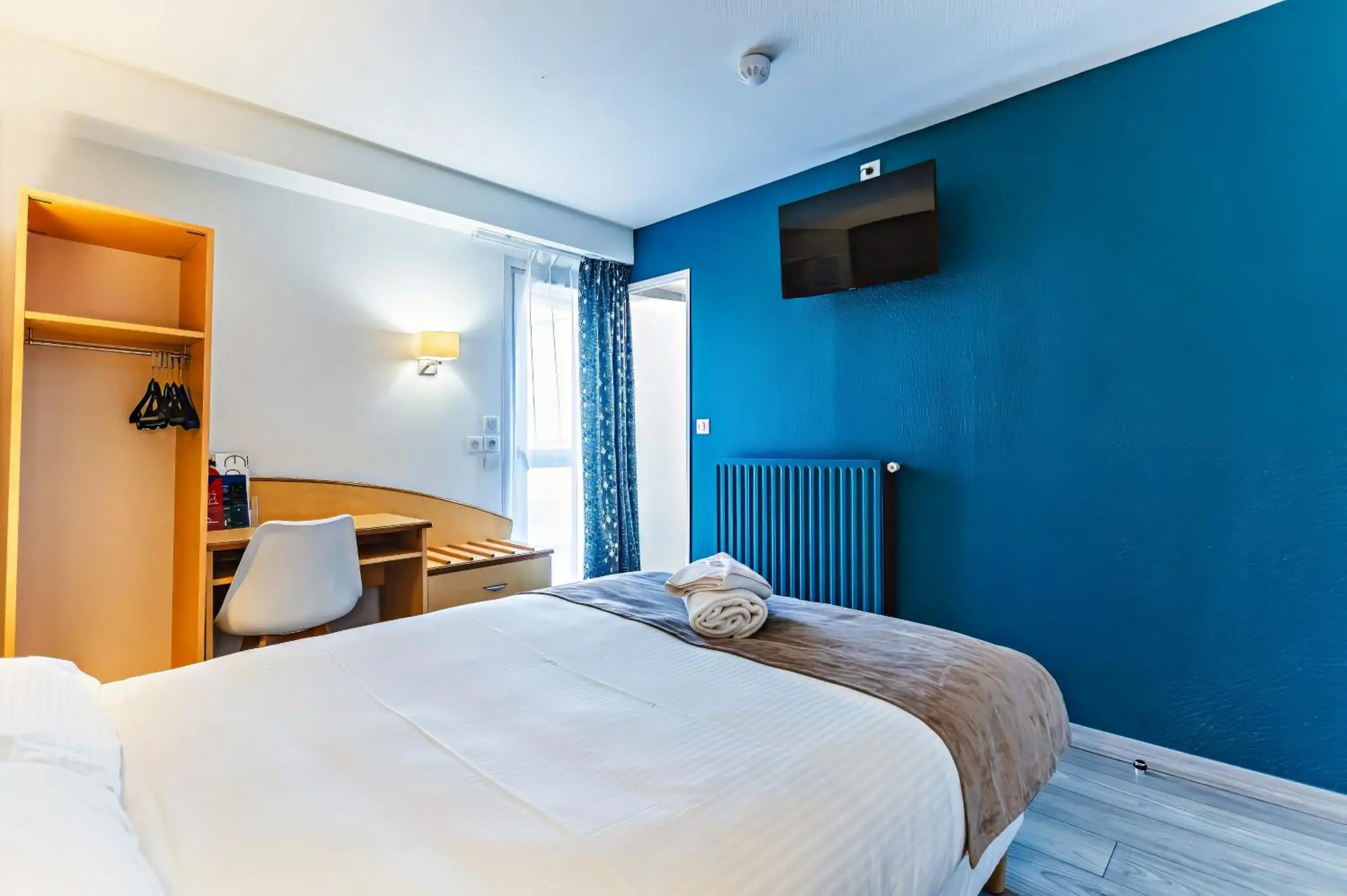 soundproof, Bed in Inter-Hotel Eclipse Lyon-Décines