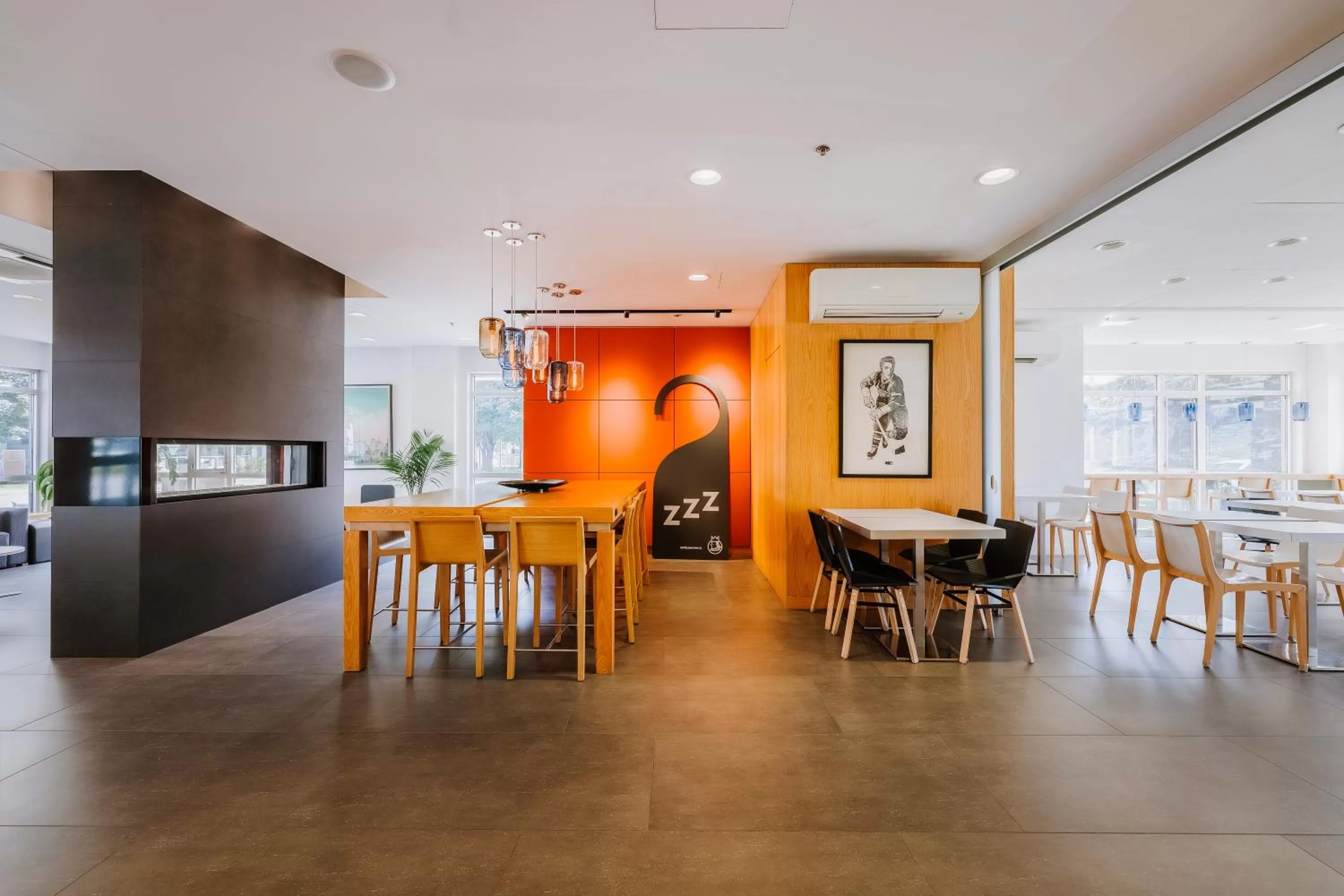 Lobby or reception in Le Dauphin Montréal-Longueuil