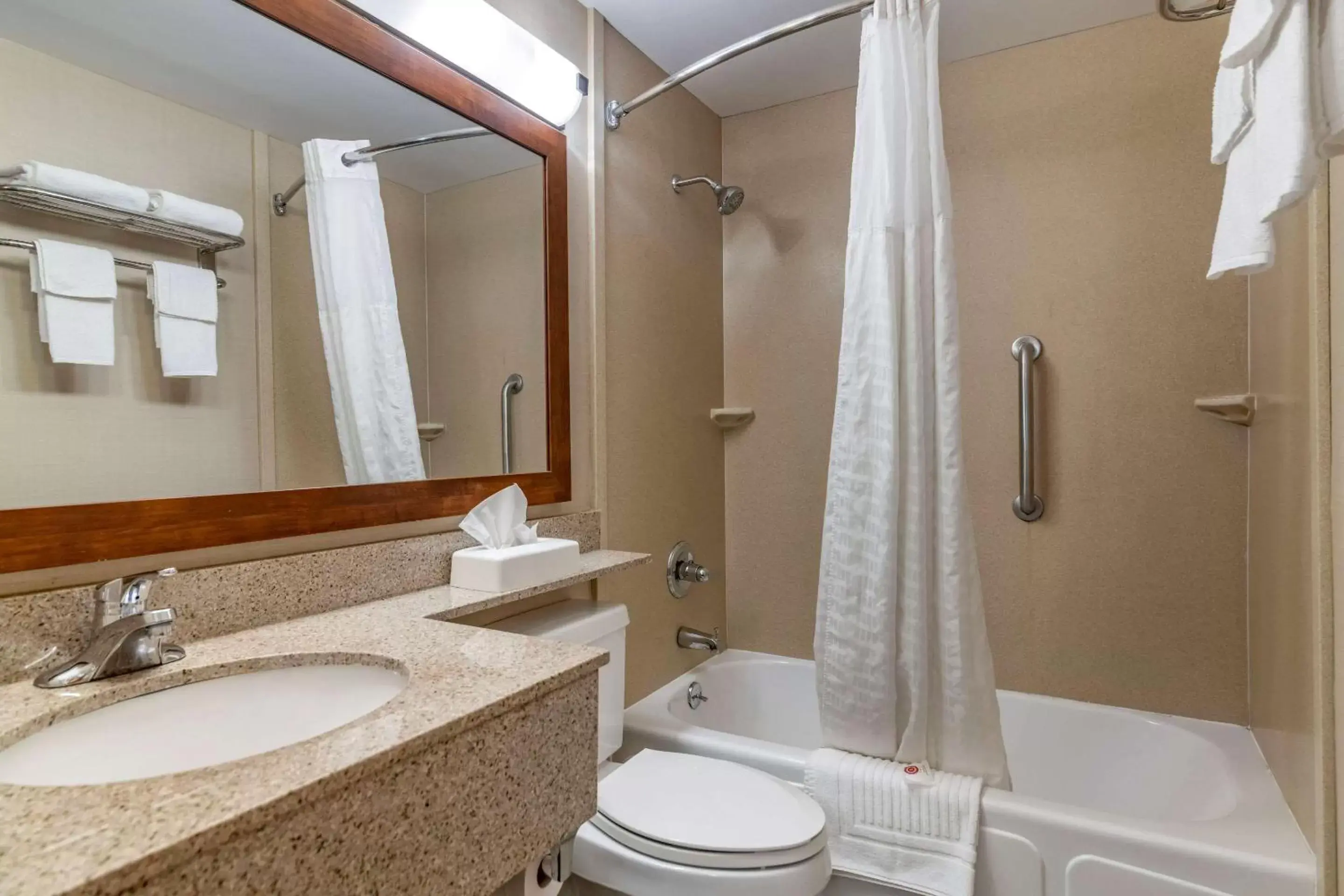 Bedroom, Bathroom in Comfort Inn Glenmont - Albany South