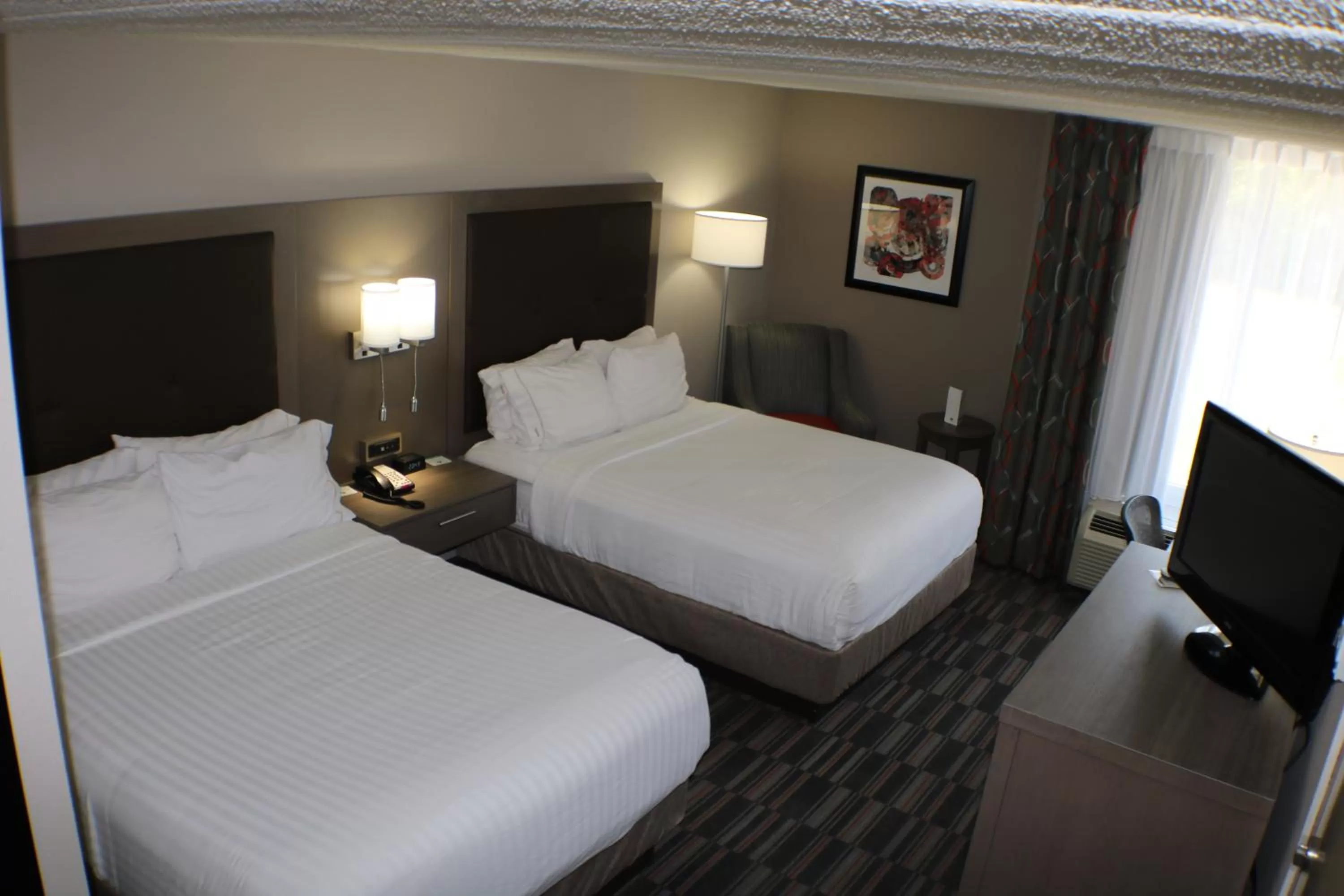 Bed in Holiday Inn Express Woodstock-Shenandoah Valley by IHG