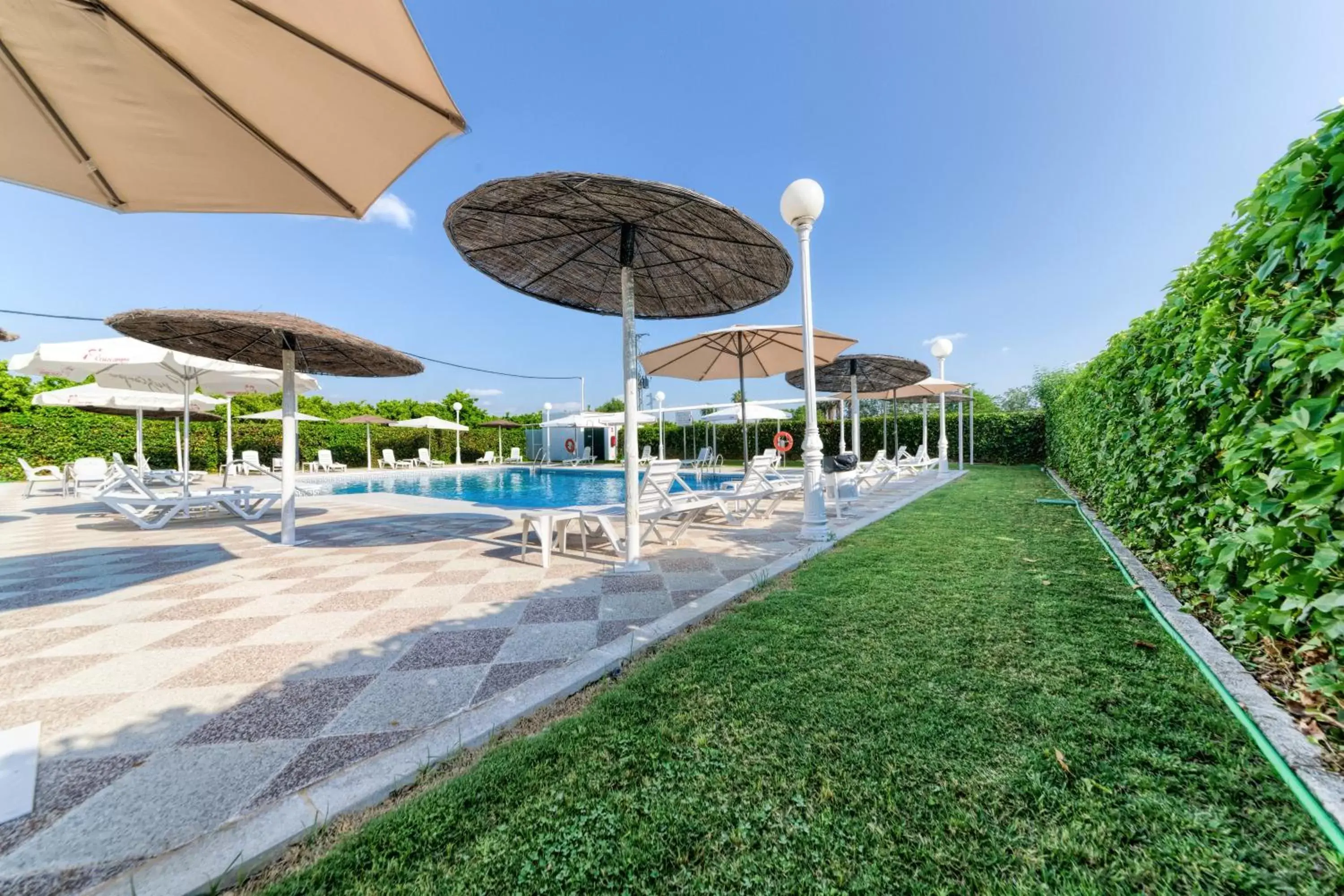 Swimming Pool in Hotel Torre De Los Guzmanes