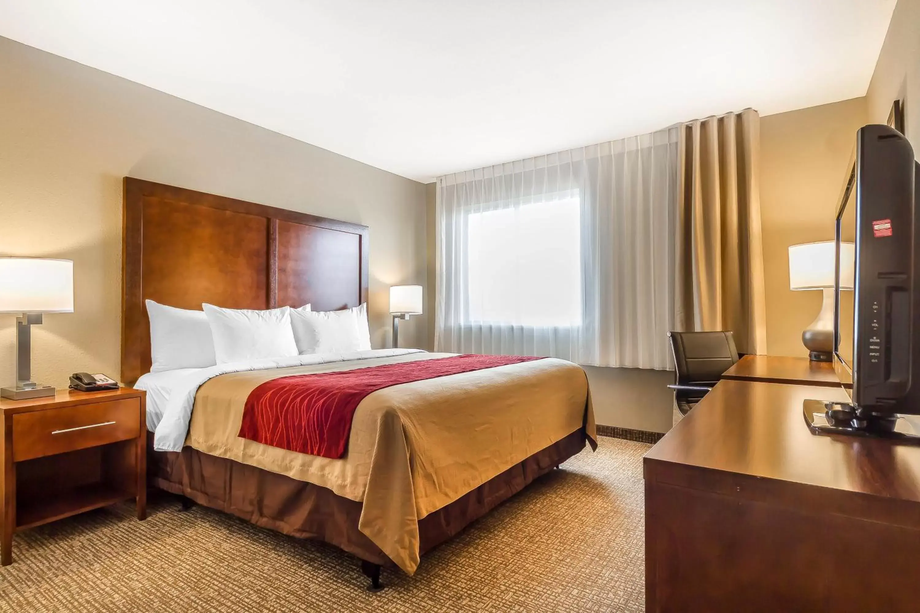 TV and multimedia, Bed in Comfort Inn & Suites Rocklin