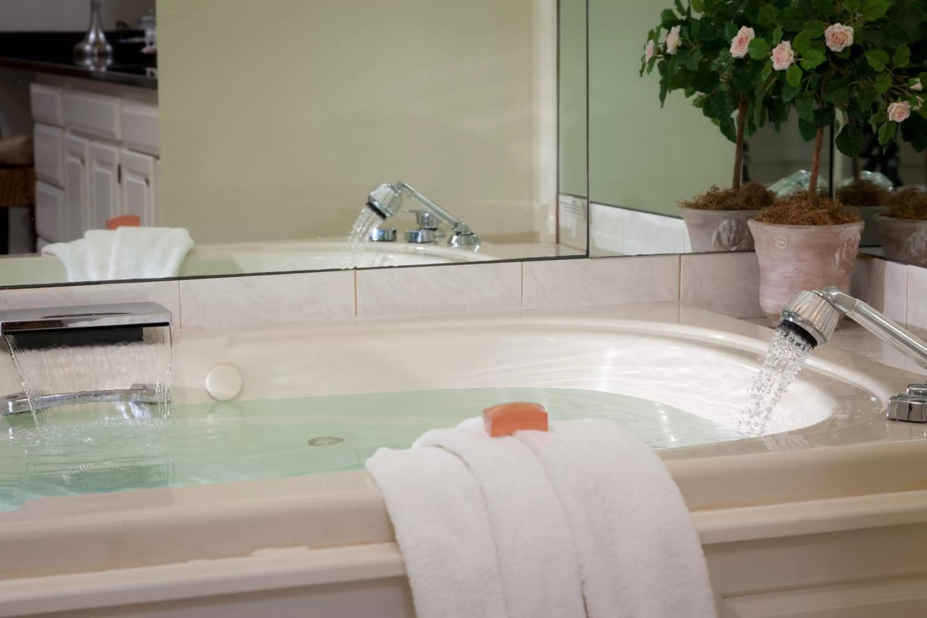 Hot Tub in Harbor Light Inn