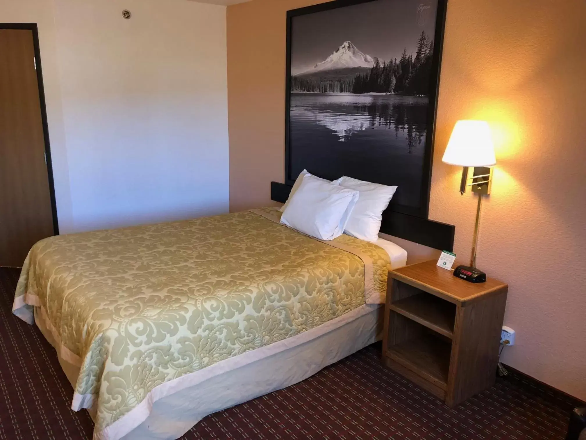 Bedroom, Bed in Super 8 by Wyndham The Dalles OR