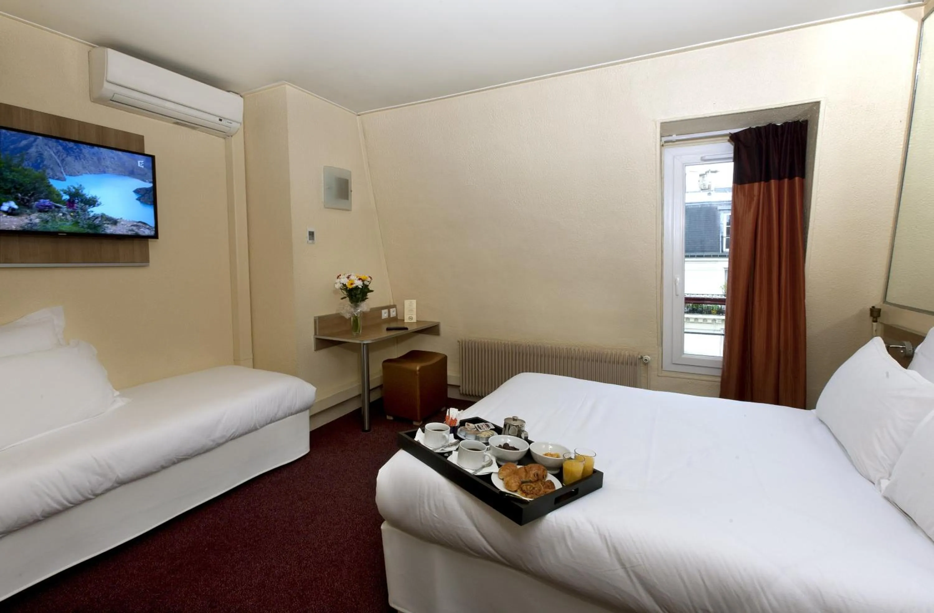 Photo of the whole room, Bed in Hôtel de France Quartier Latin