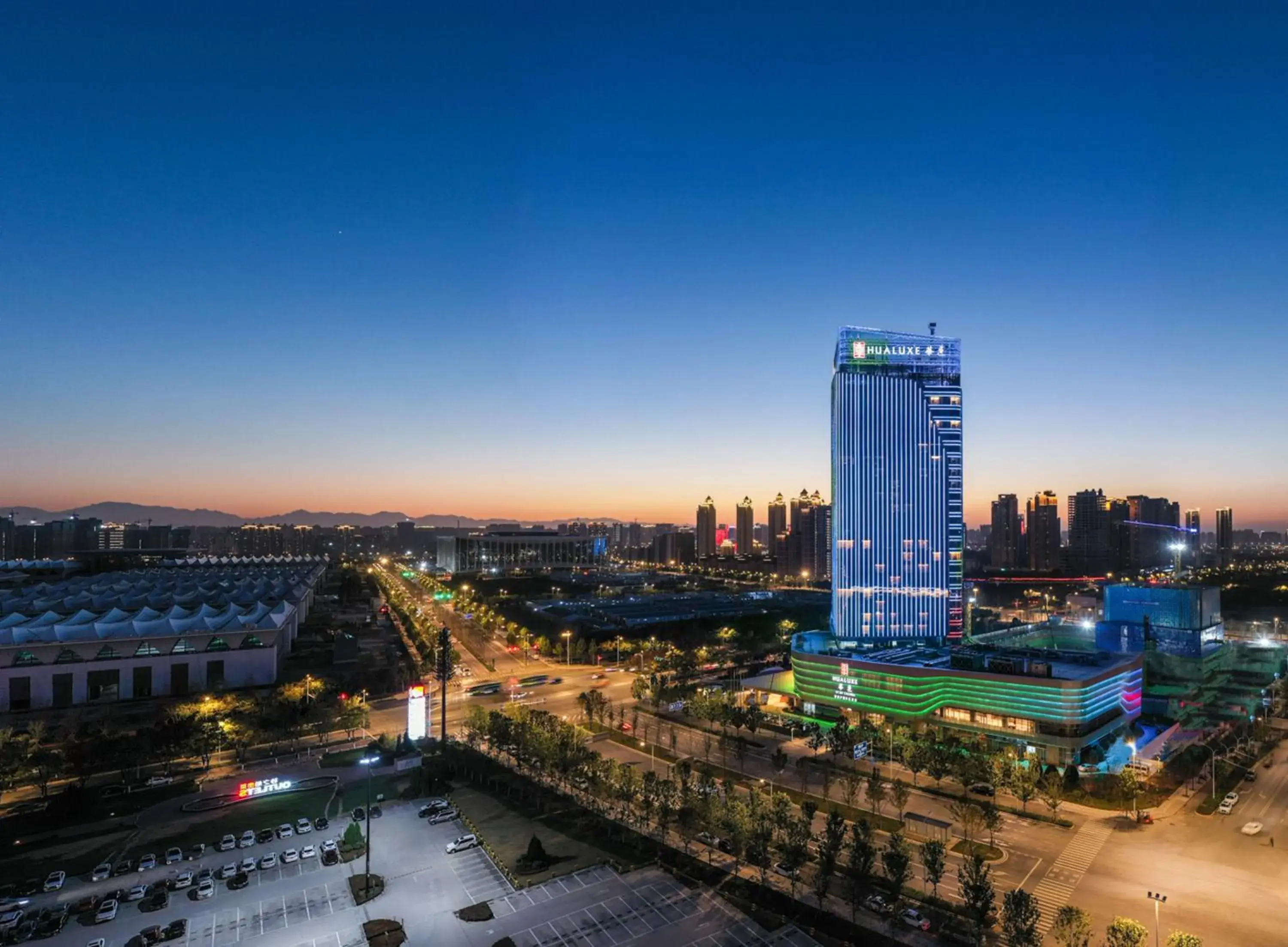 Property building in HUALUXE Xi'an Chanba by IHG-西安浐灞华邑酒店-Near Xi'an International Convention Exhibition Center and Shopping mall and The Romantic show of Xi'an-Free Luggage Storage-English Service Property building in HUALUXE Xi'an Chanba by IHG-西安浐灞华邑酒店-Near Xi'an International Convention Exhibition Center and Shopping mall and The Romantic show of Xi'an-Free Luggage Storage-English Service