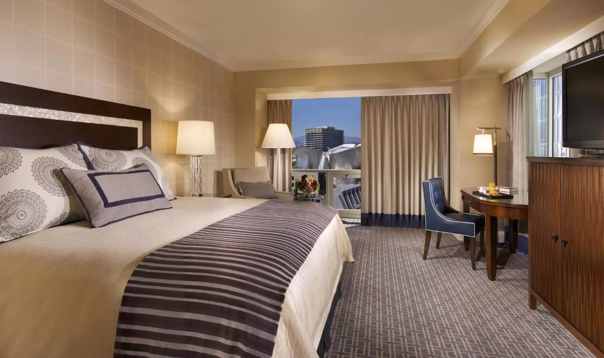 Photo of the whole room, Bed in Omni Los Angeles Hotel