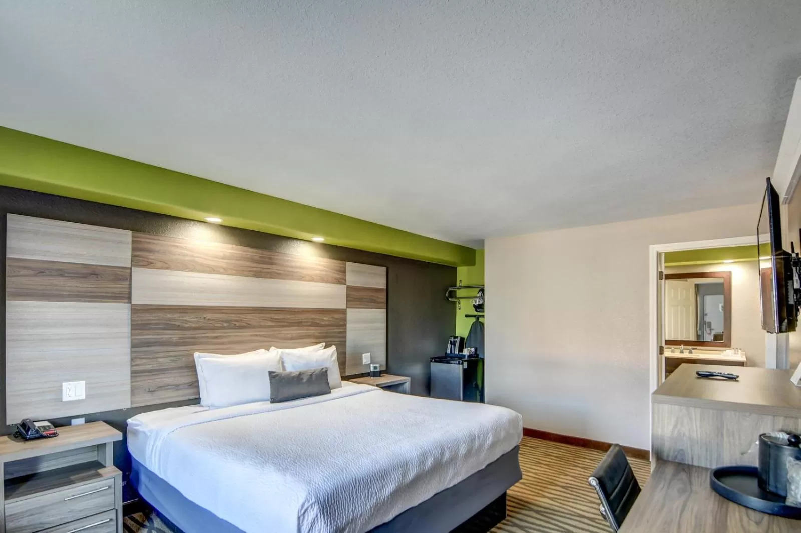 Photo of the whole room, Bed in Seabreeze Inn - Fort Walton