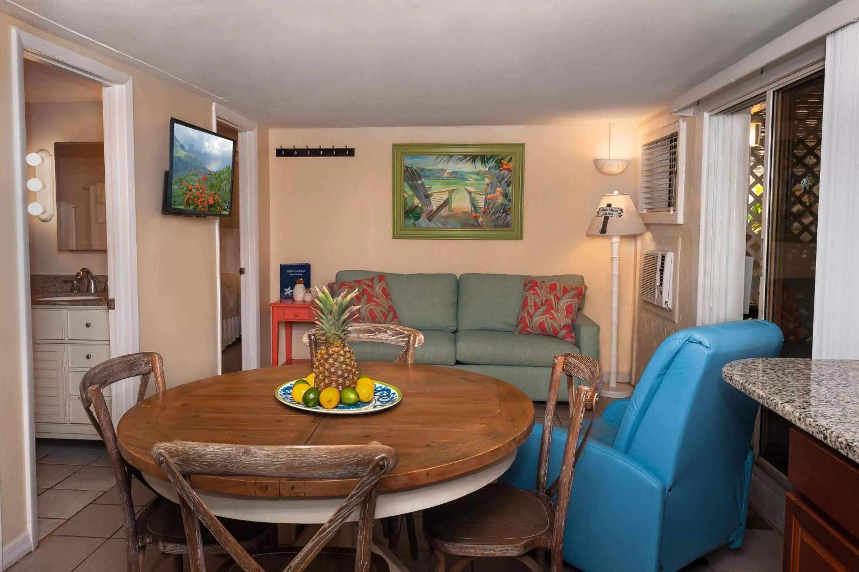 Living room in Cedar Cove Resort & Cottages