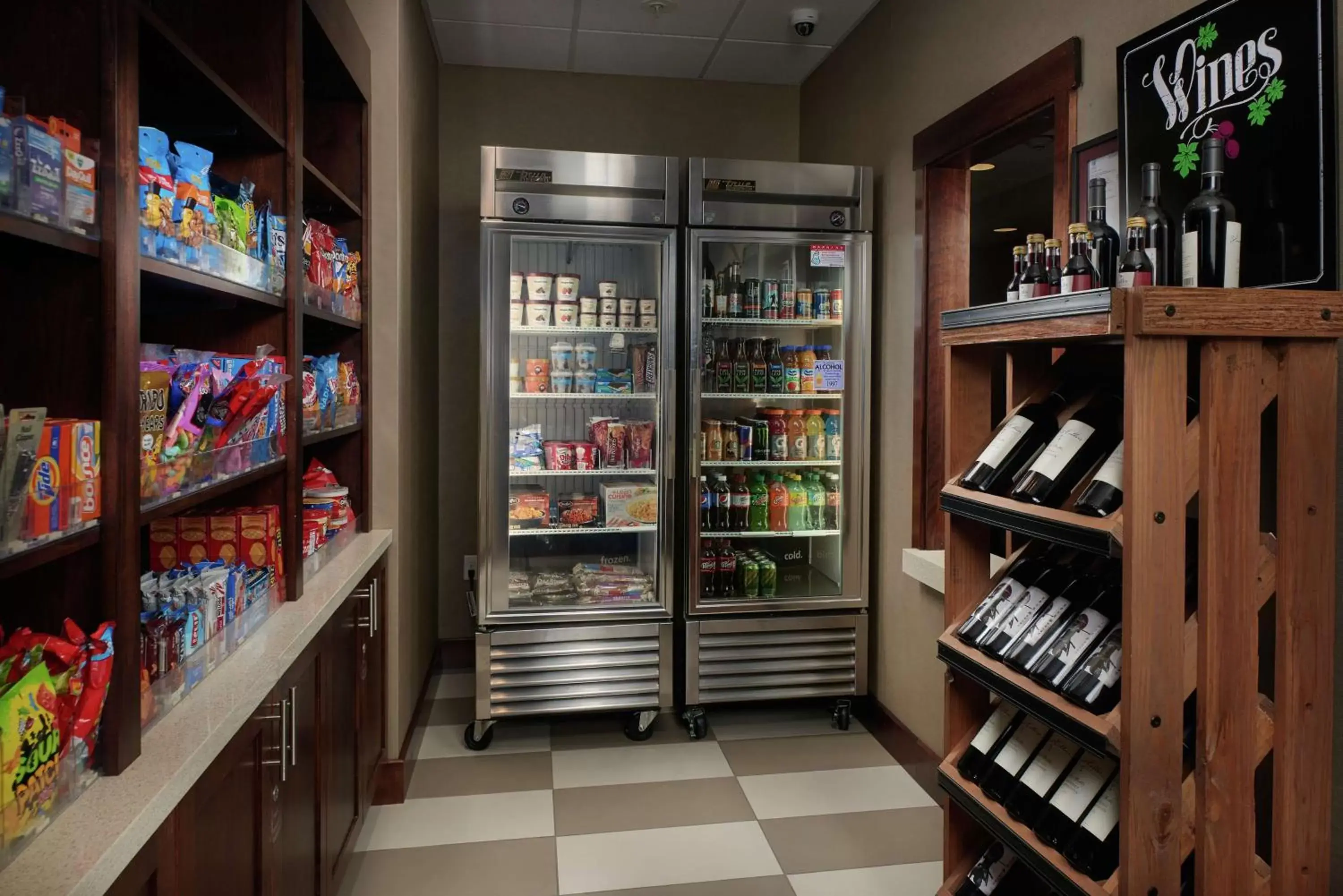 Dining area, Supermarket/Shops in Hampton Inn & Suites Portland/Vancouver