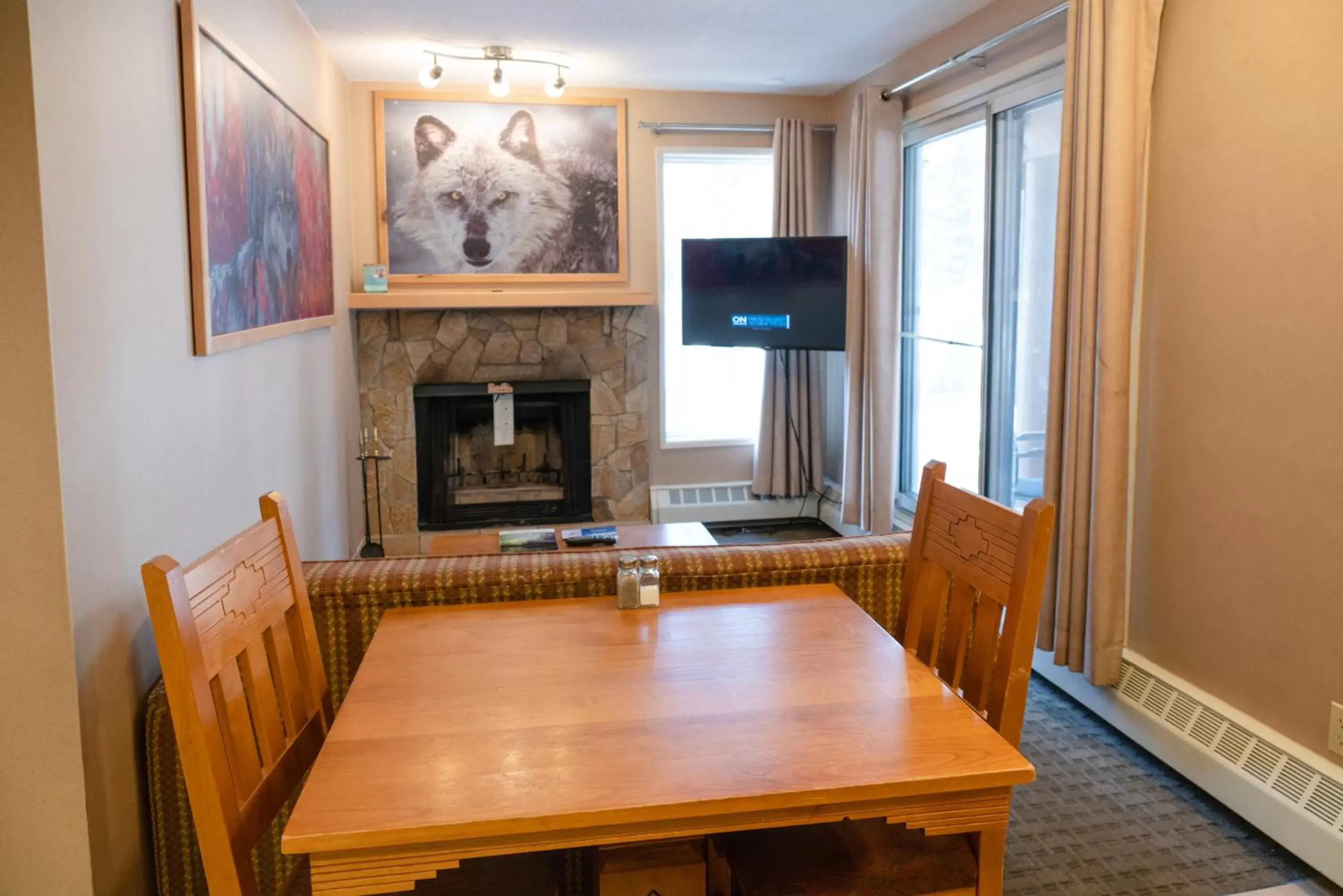 Living room, TV/Entertainment Center in Banff Rocky Mountain Resort