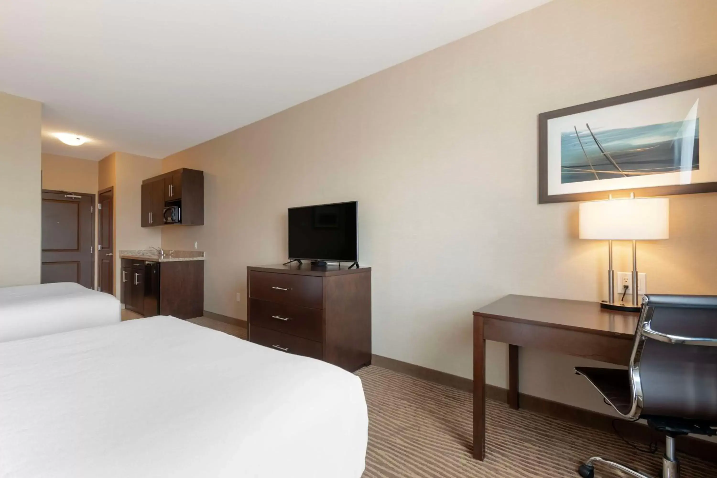 Bedroom, TV/Entertainment Center in Best Western Plus Moosomin Hotel