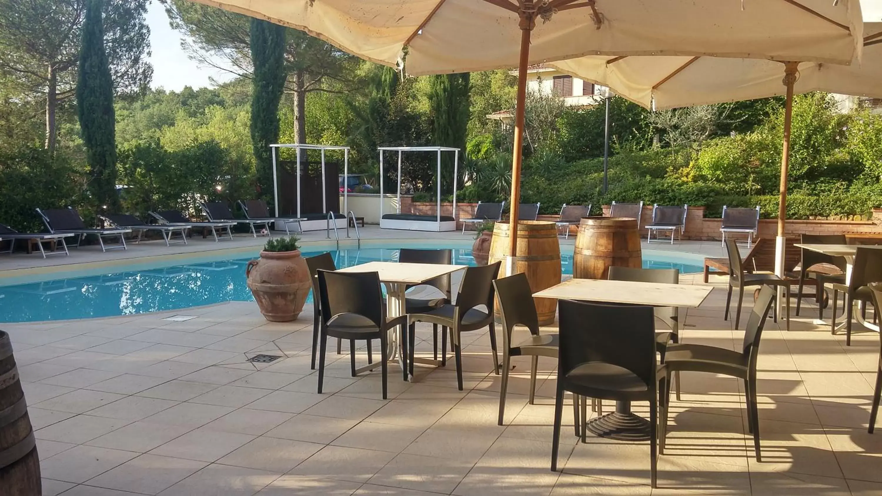 Swimming pool, Restaurant/Places to Eat in El Patio Hotel