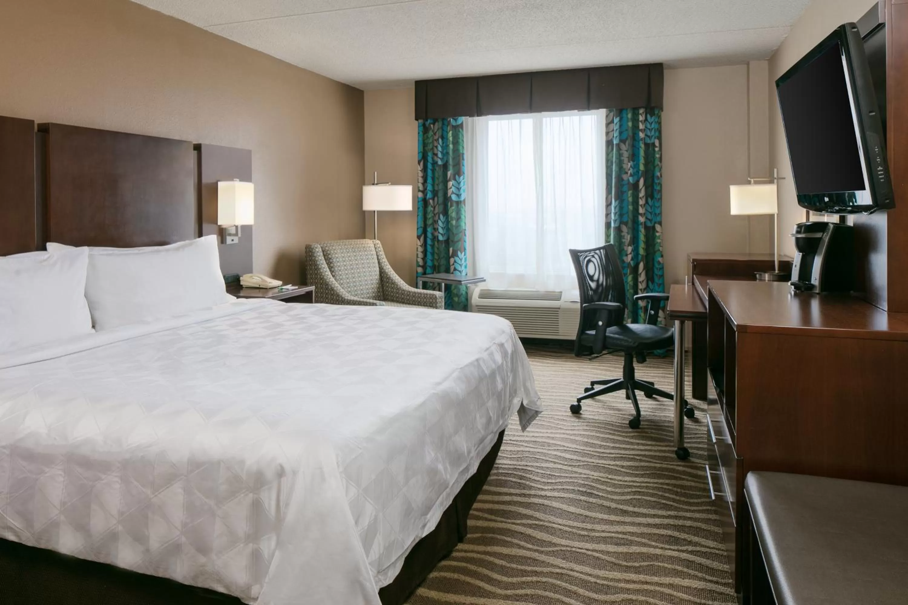 Photo of the whole room, Bed in Holiday Inn Hotel & Suites Overland Park-West by IHG